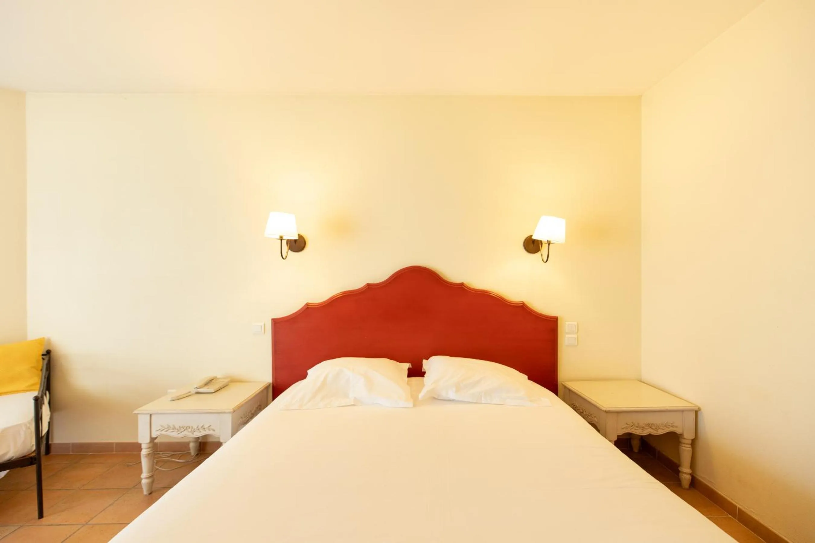 Bed in Golden Tulip Avignon Le Paradou