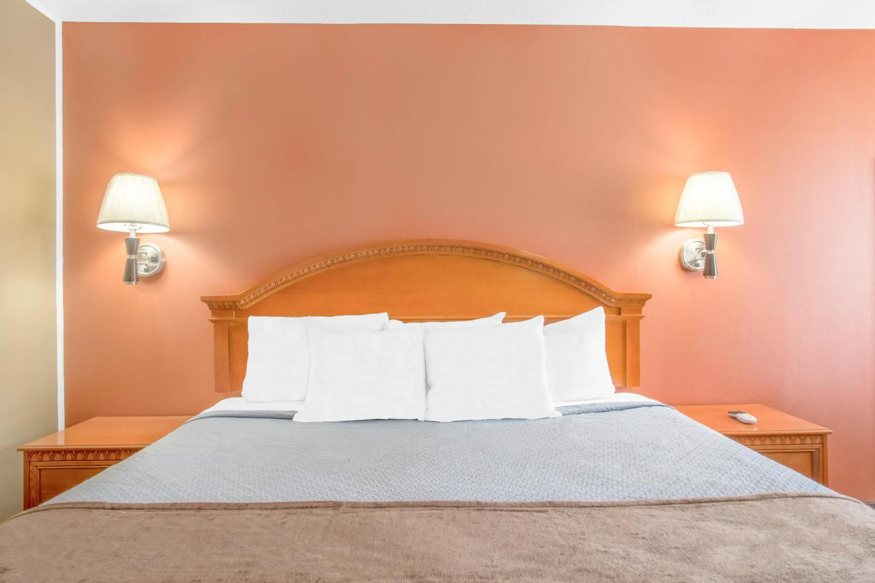 Bedroom, Bed in Days Inn by Wyndham Elko