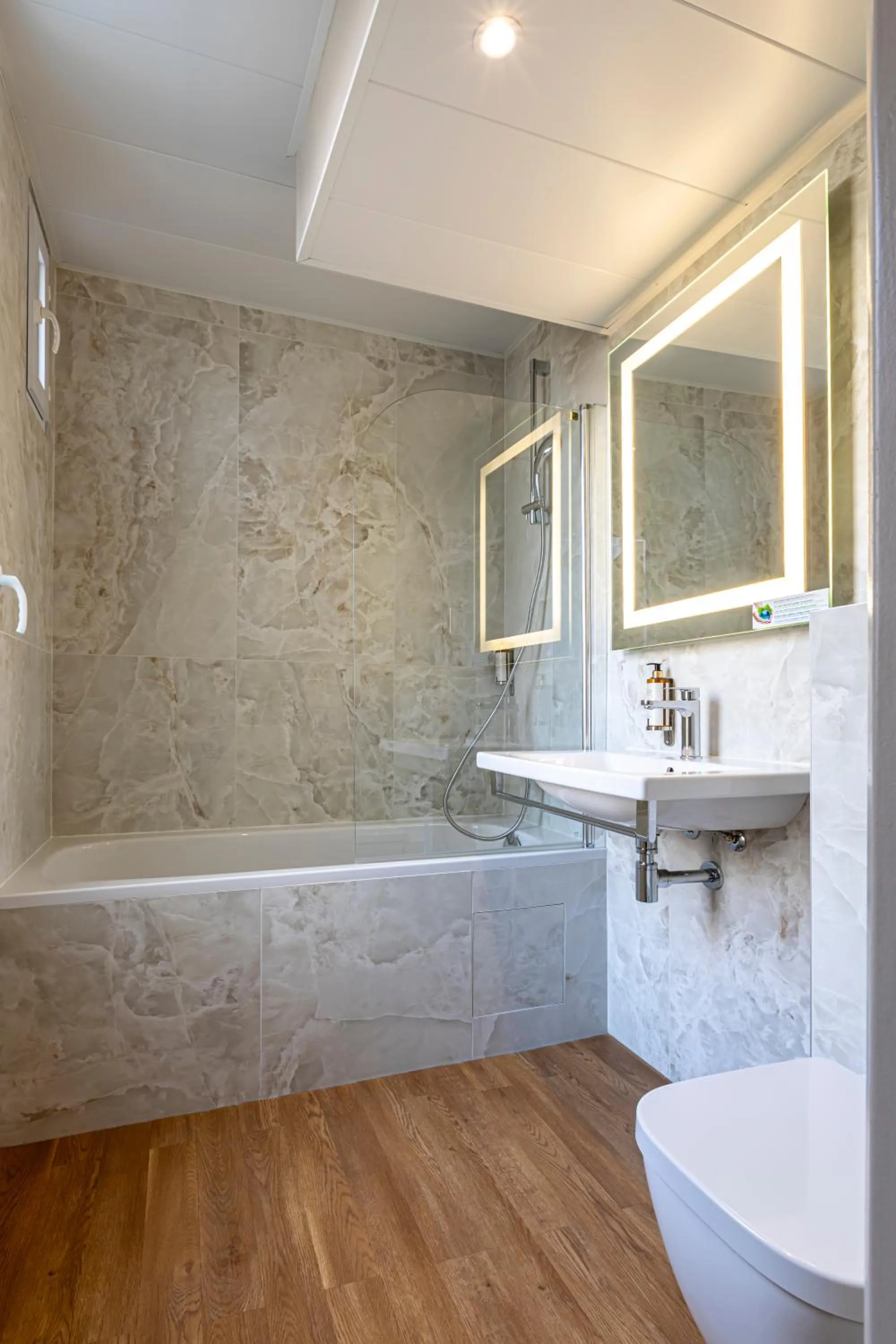 Bathroom in Hôtel Montcalm