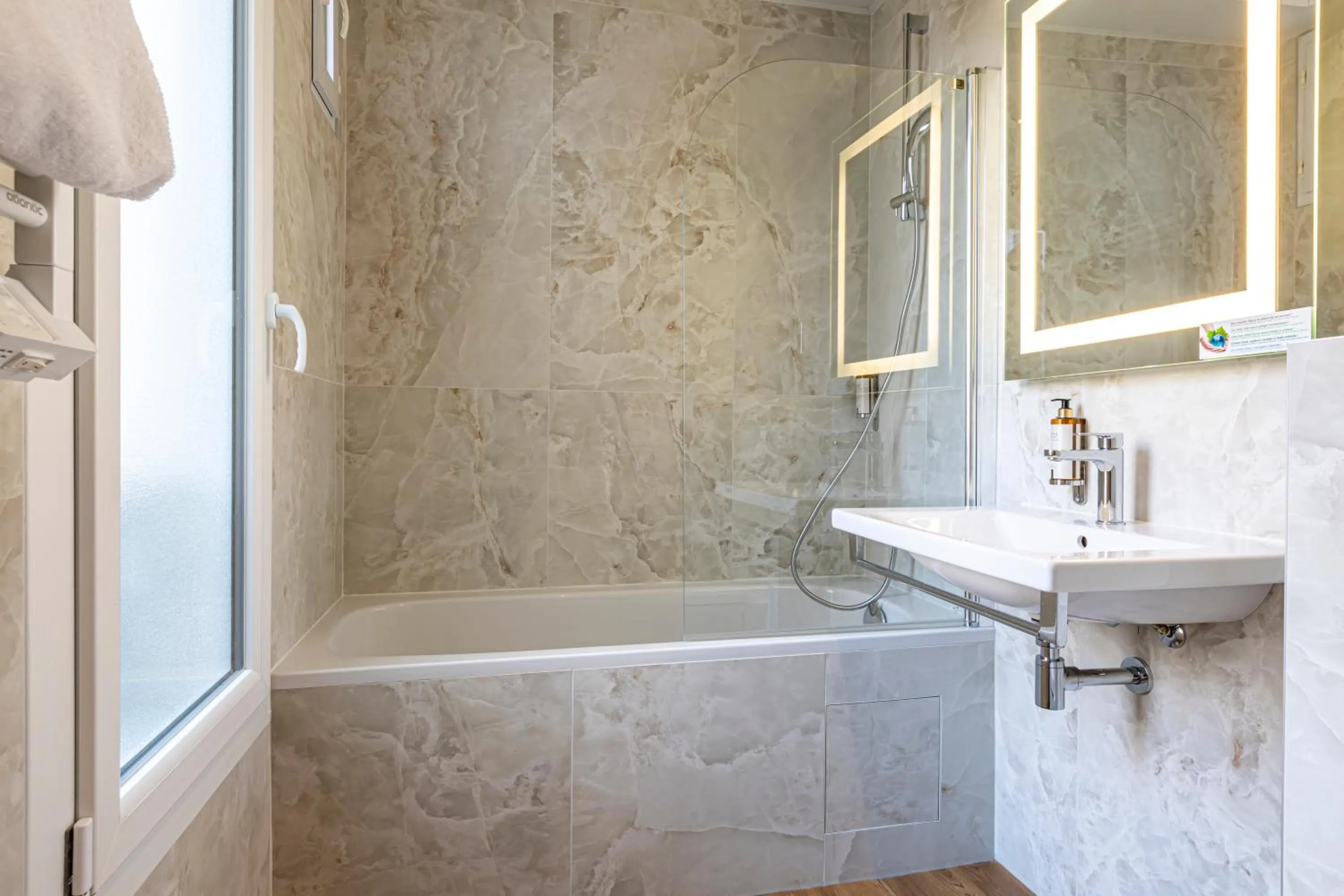 Bathroom in Hôtel Montcalm