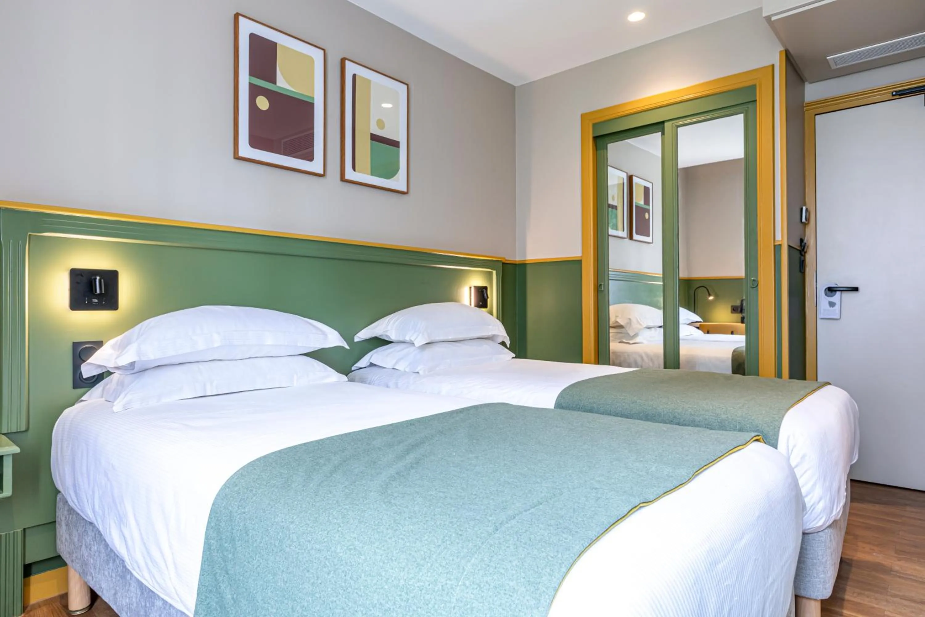 Bedroom, Bed in Hôtel Montcalm