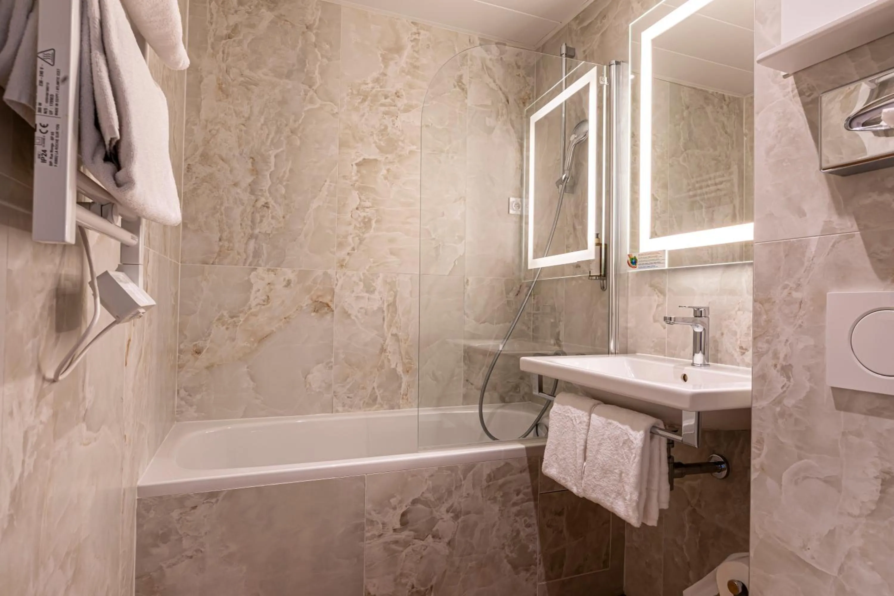 Bathroom in Hôtel Montcalm