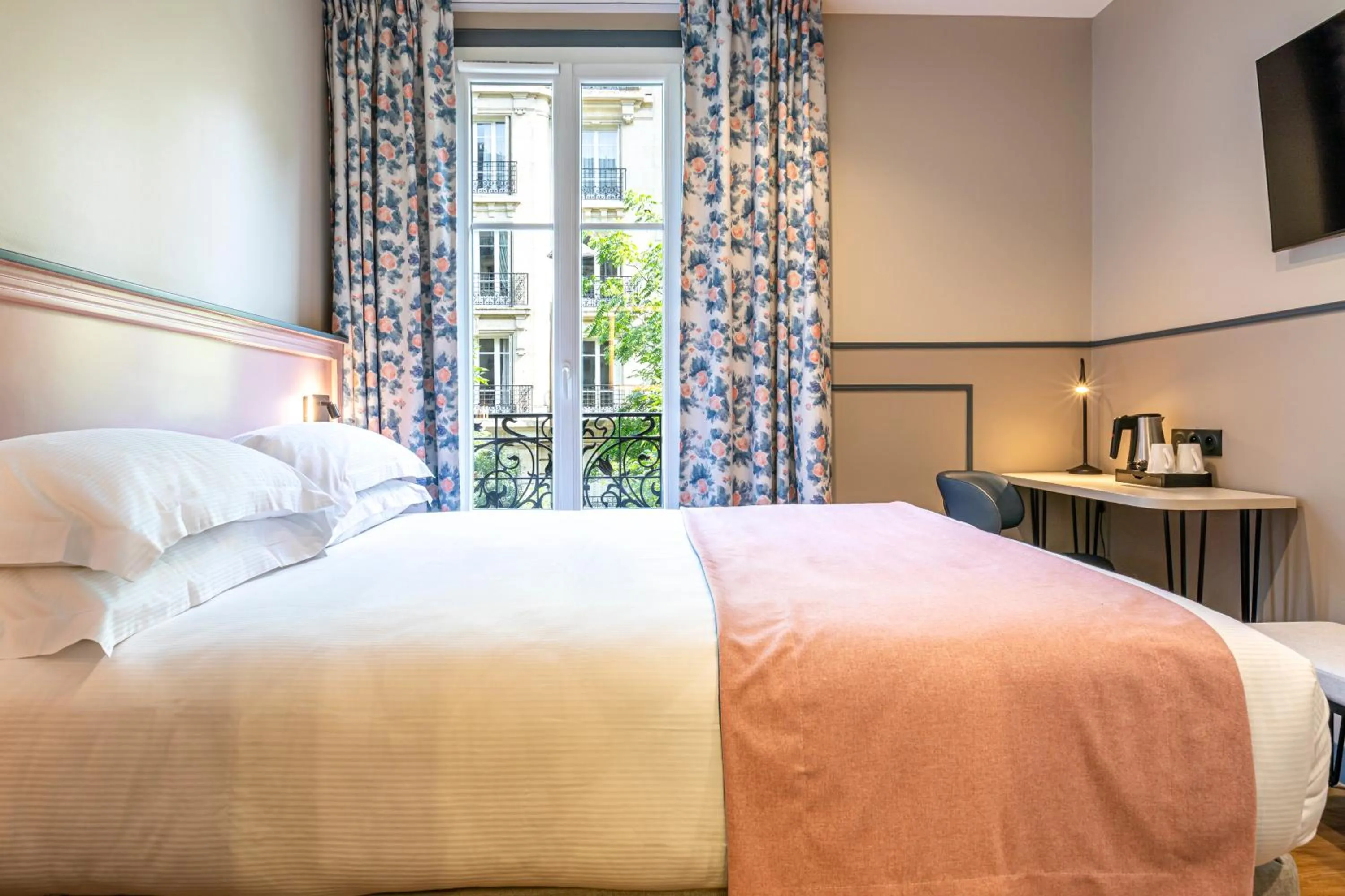 Bedroom, Bed in Hôtel Montcalm