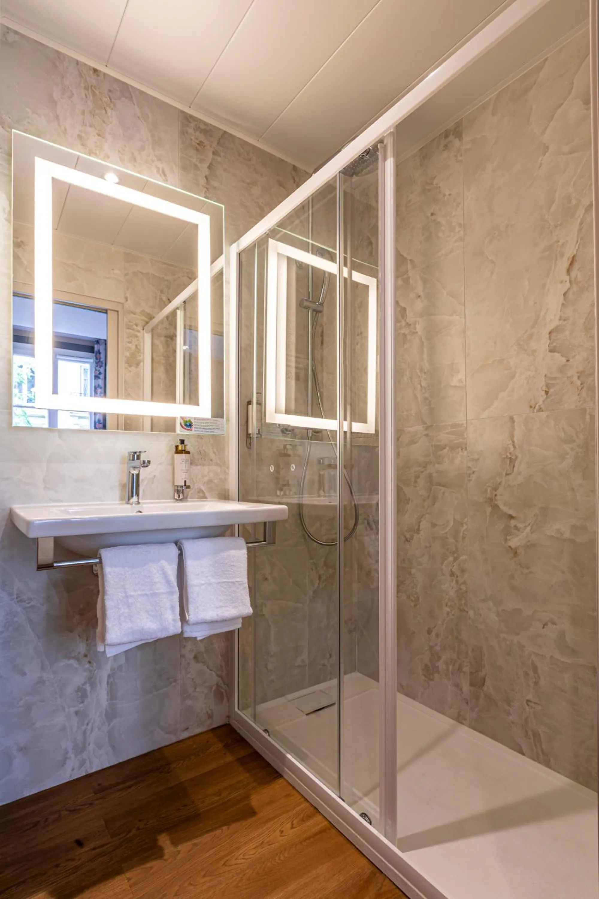 Bathroom in Hôtel Montcalm