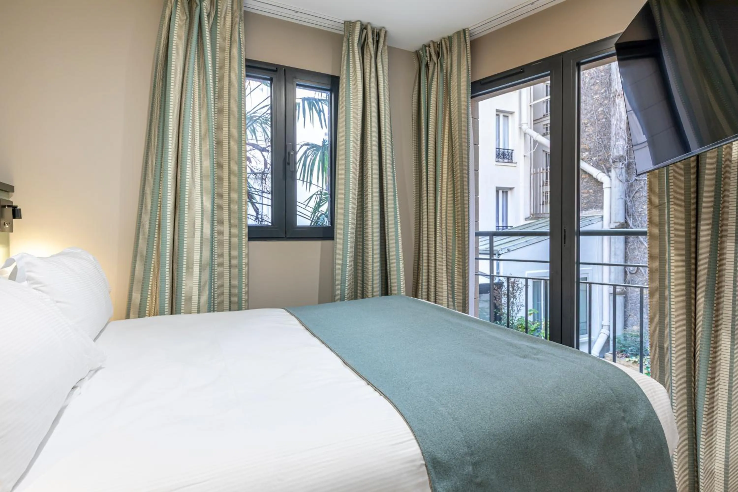 Bedroom, Bed in Hôtel Montcalm