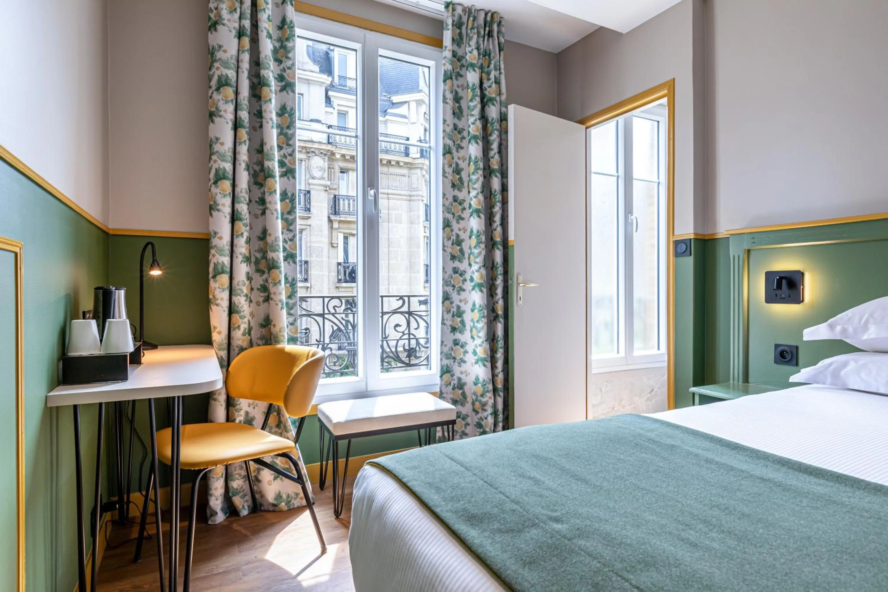 Bedroom, Bed in Hôtel Montcalm