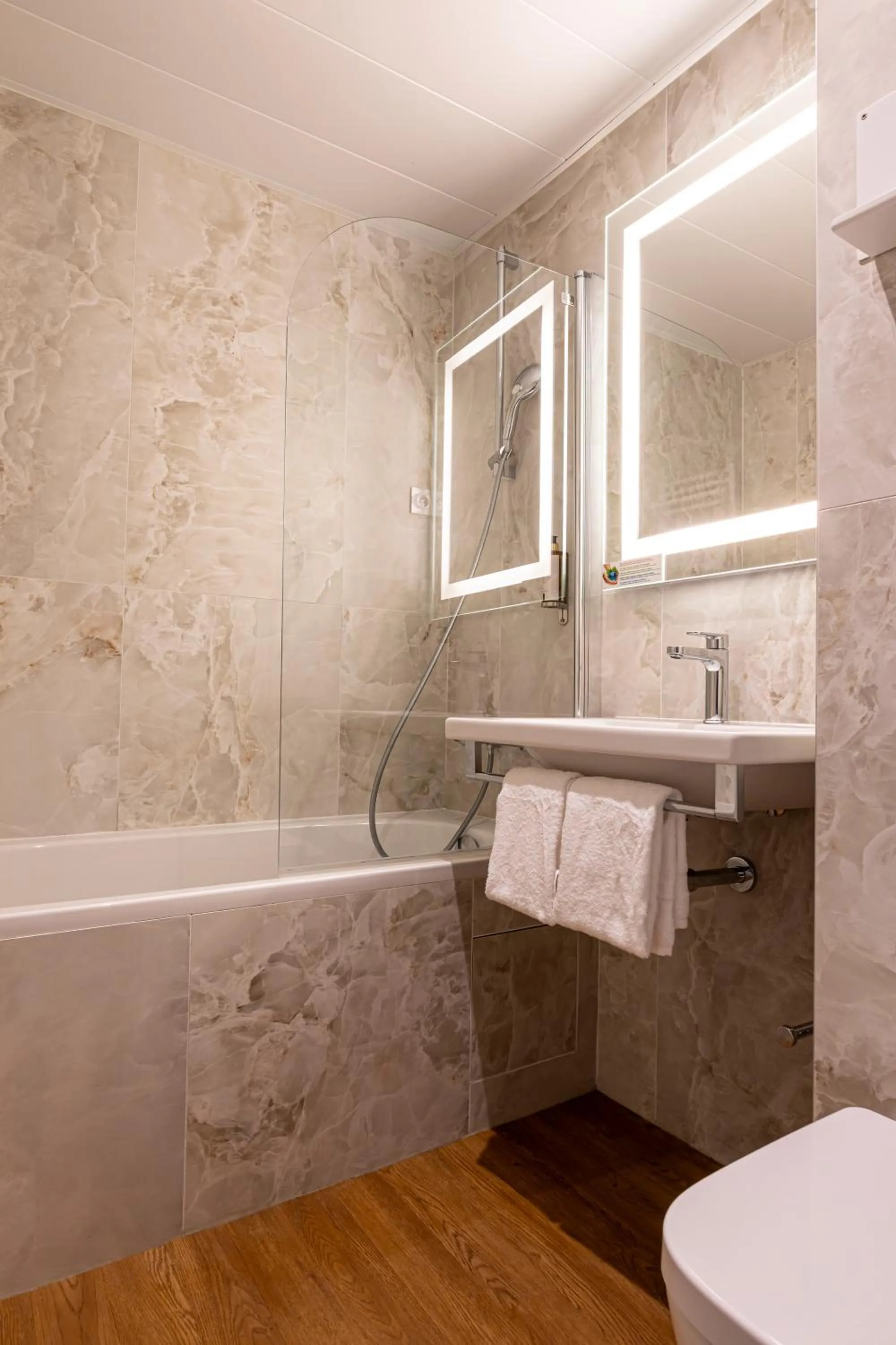 Bathroom in Hôtel Montcalm