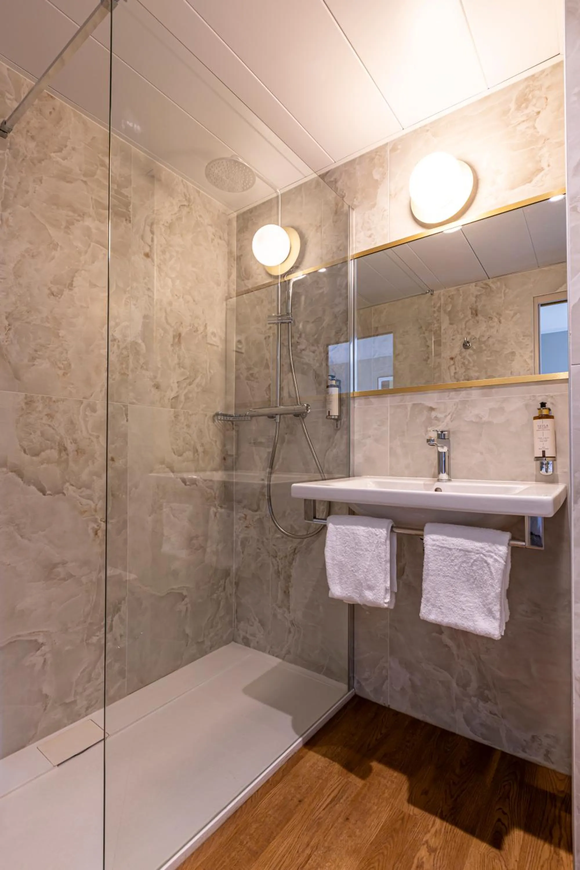 Bathroom in Hôtel Montcalm