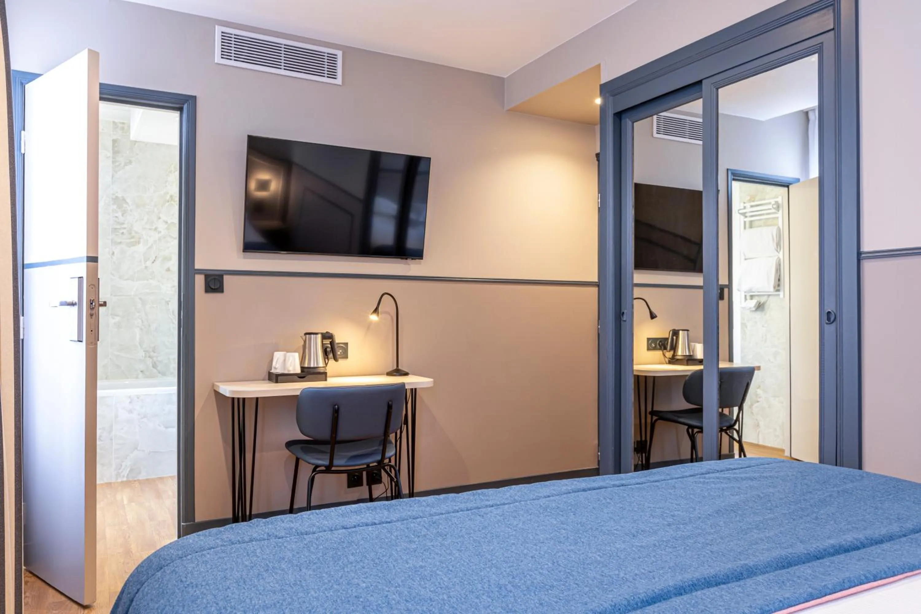 Bedroom, Bed in Hôtel Montcalm