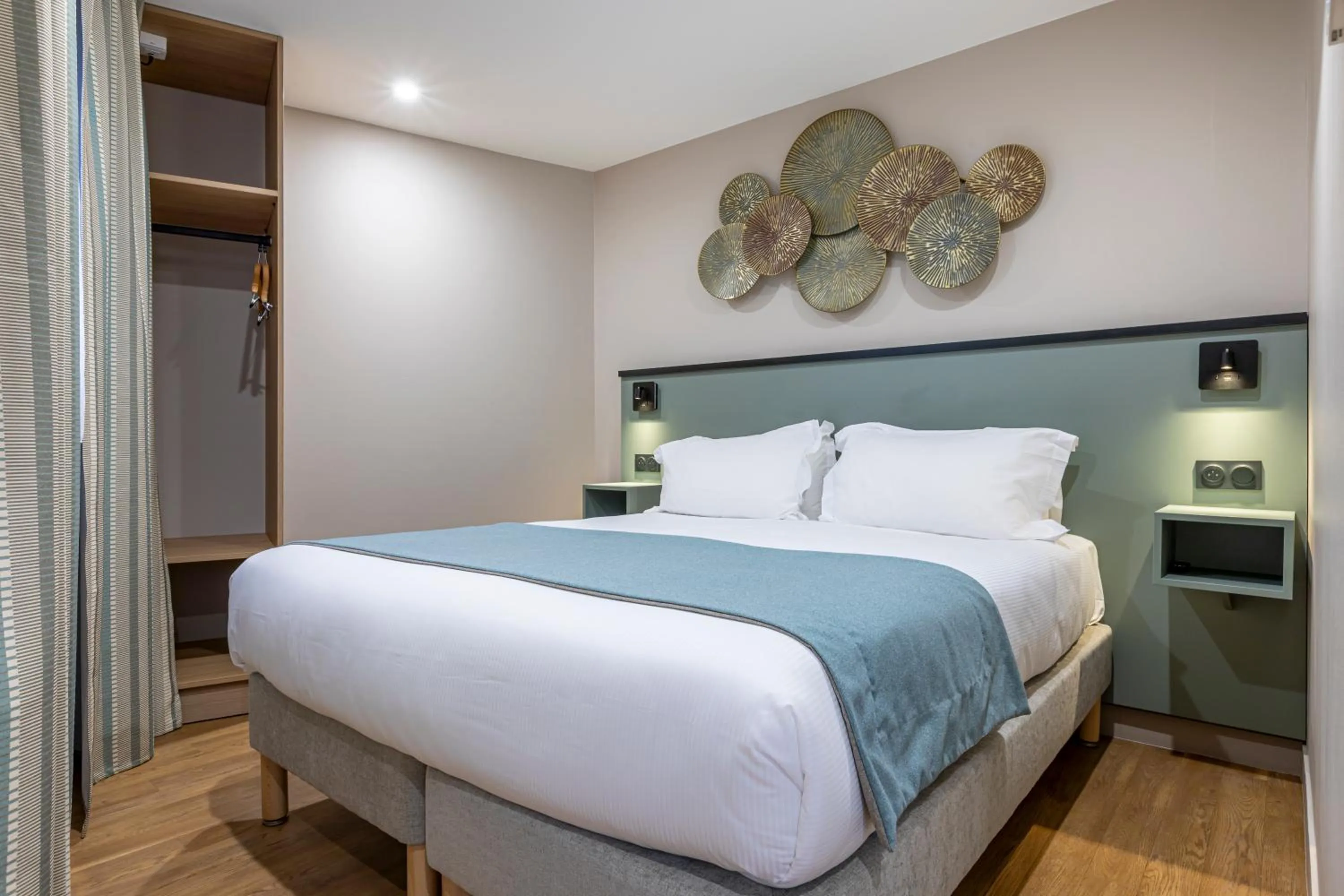 Bedroom, Bed in Hôtel Montcalm