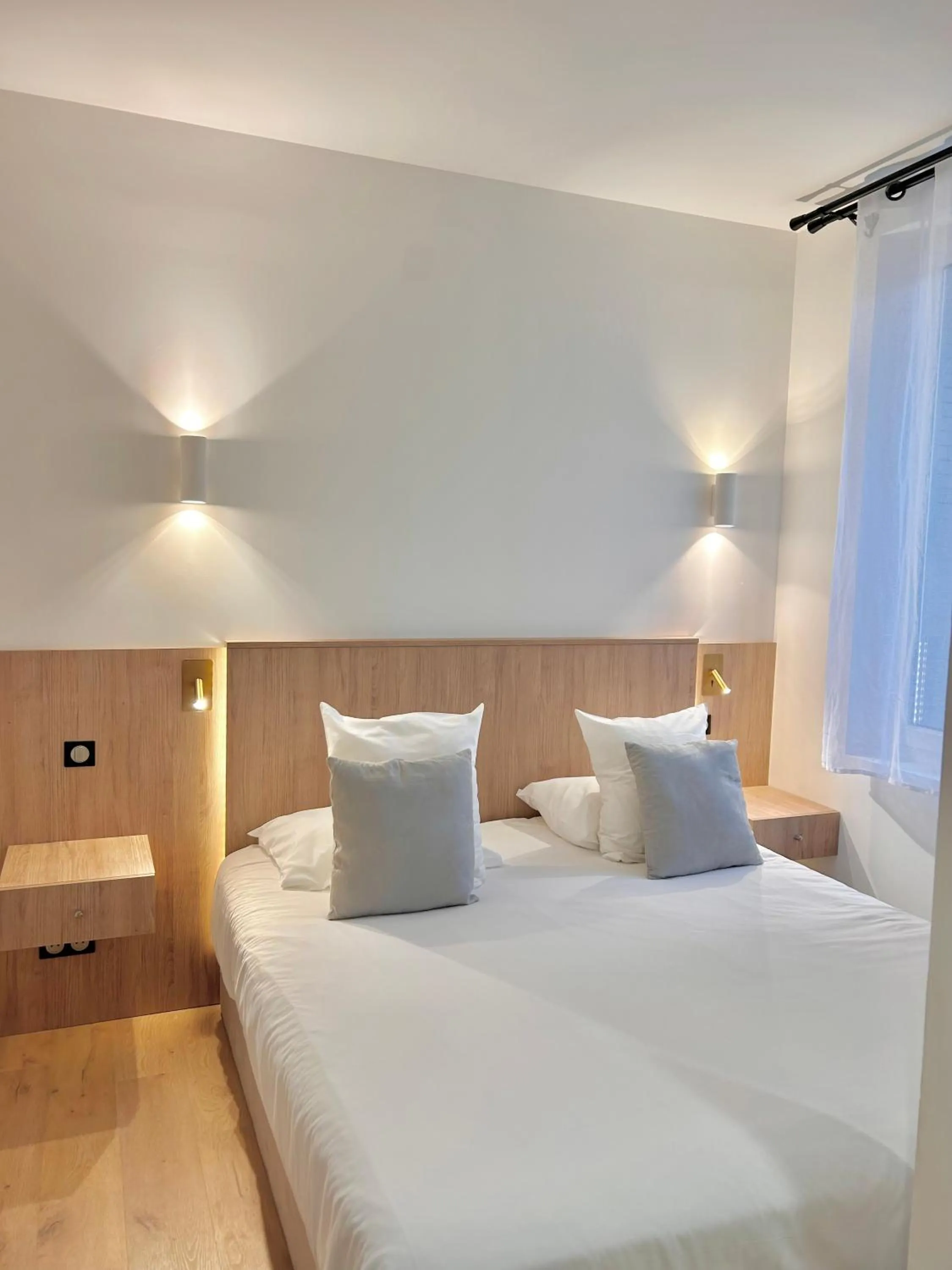 Bedroom, Bed in Hôtel Les Deux Coteaux