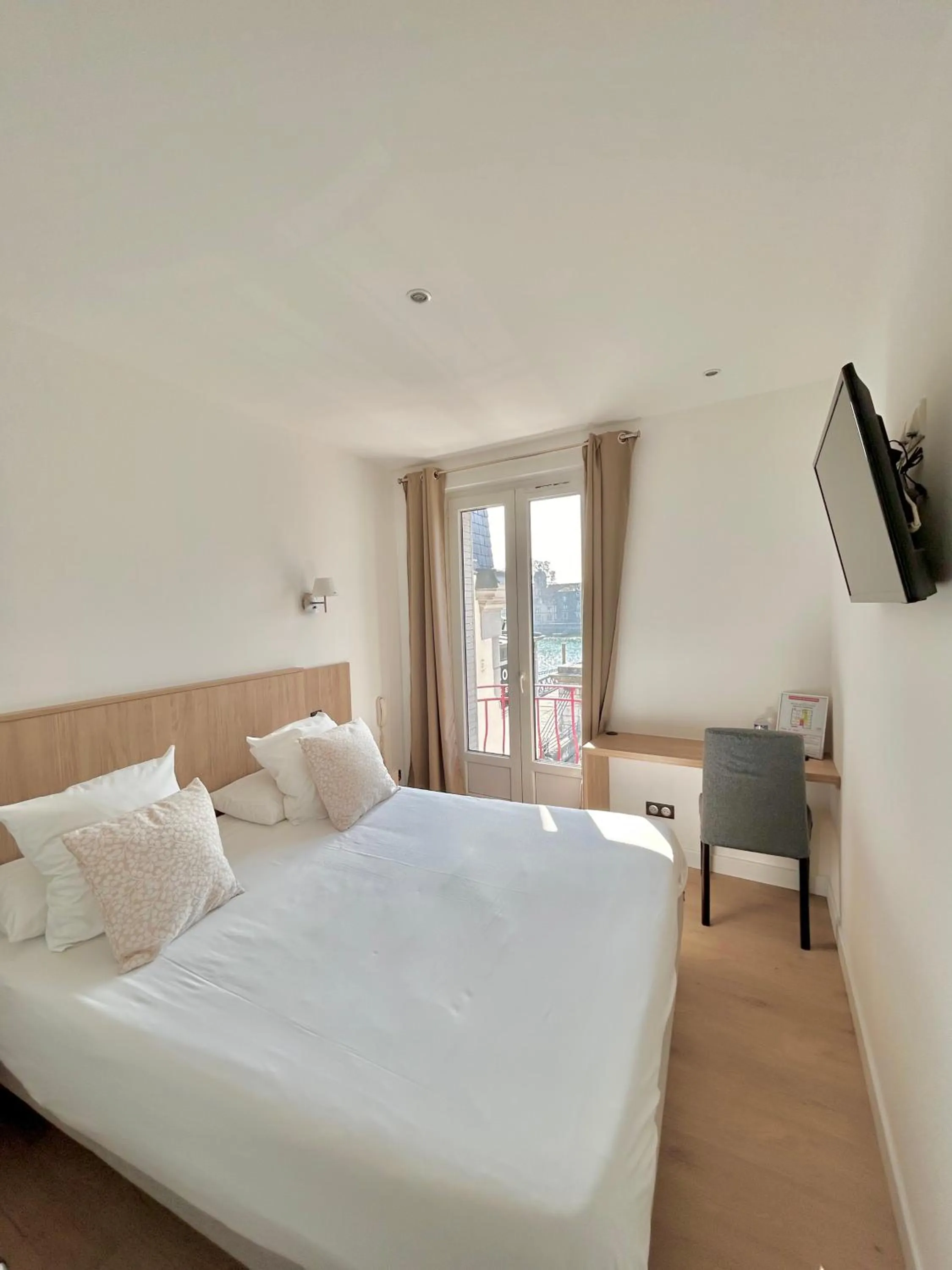 Bedroom, Bed in Hôtel Les Deux Coteaux