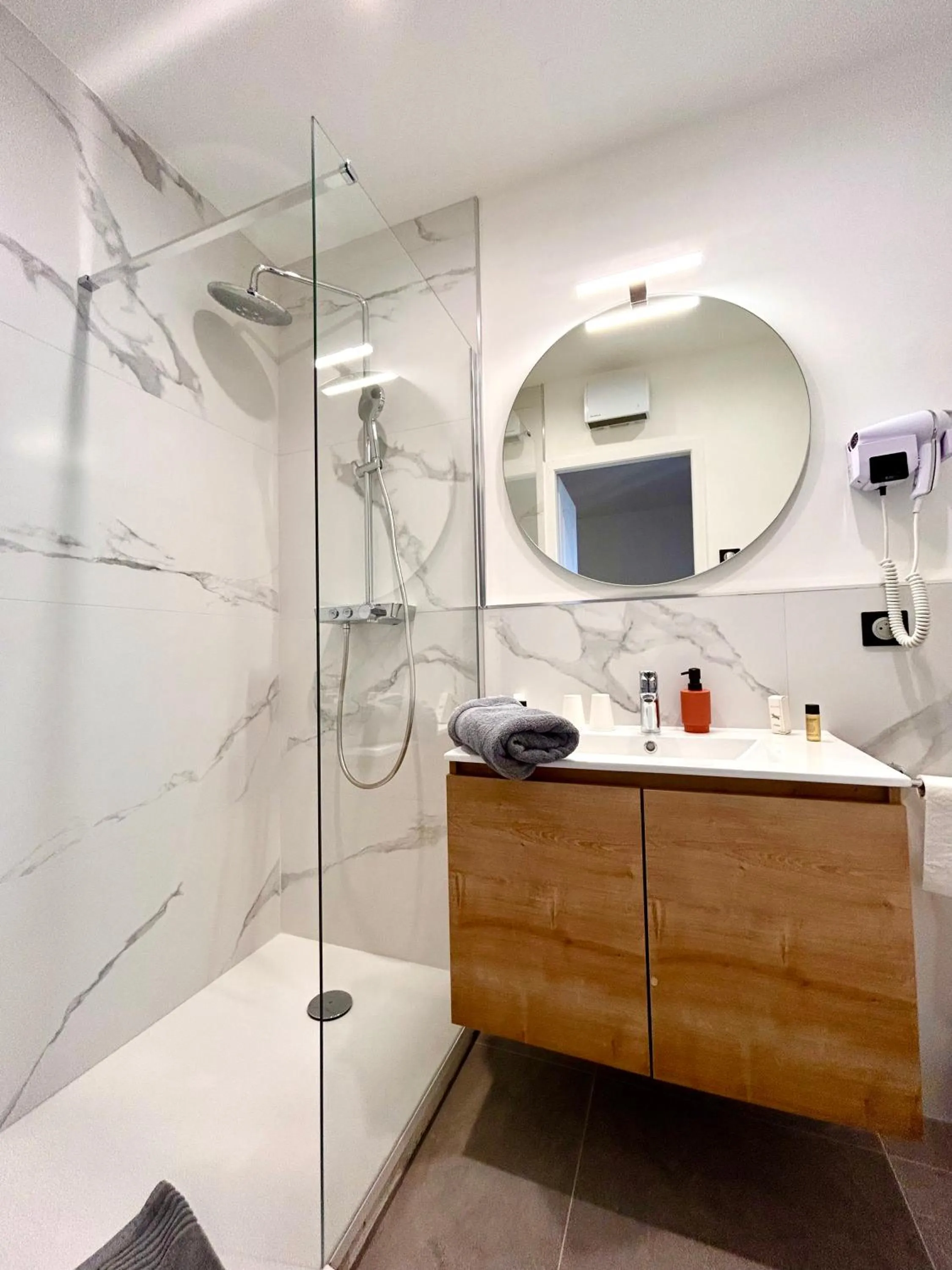 Shower in Hôtel Les Deux Coteaux