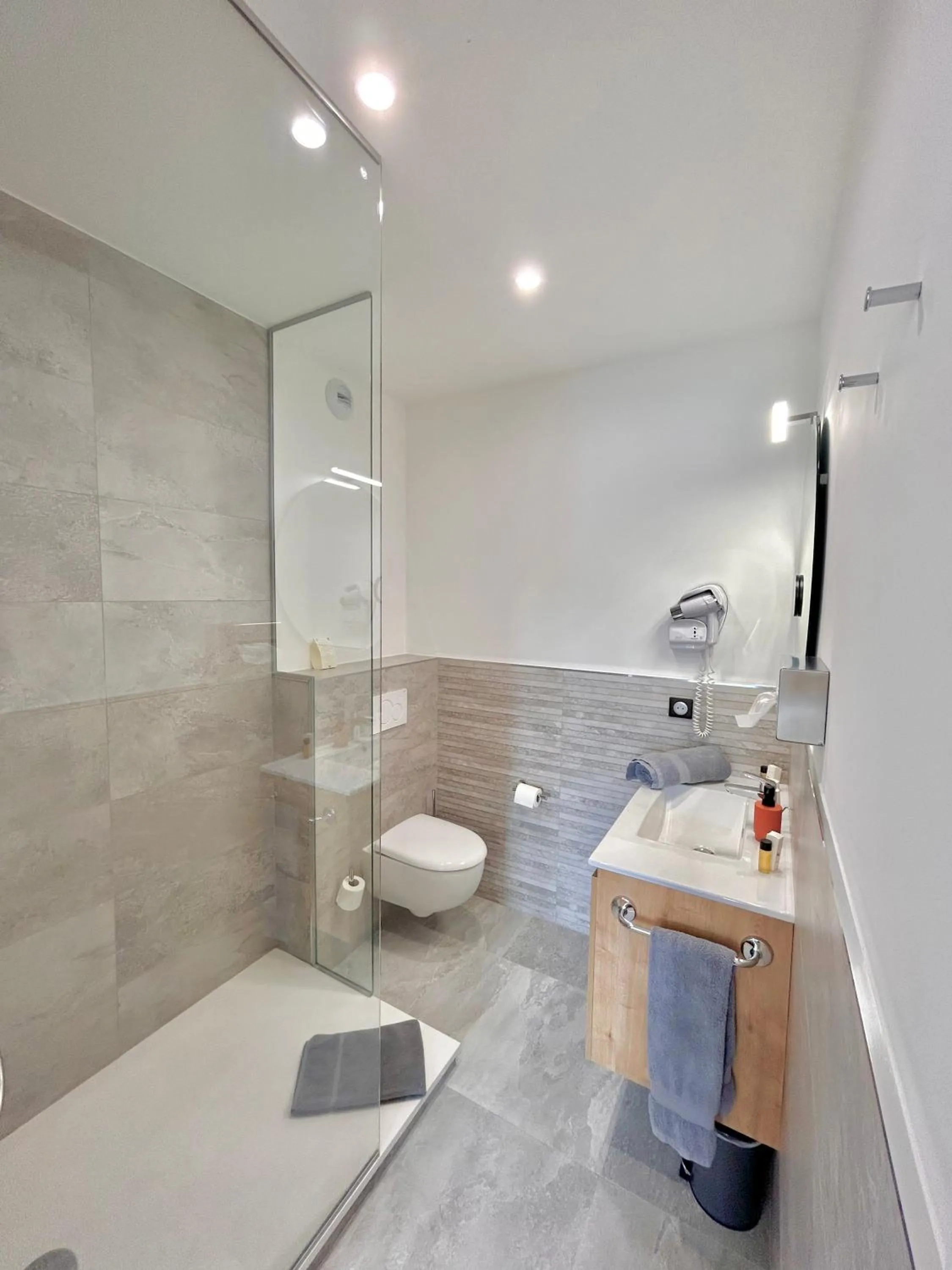 Shower in Hôtel Les Deux Coteaux