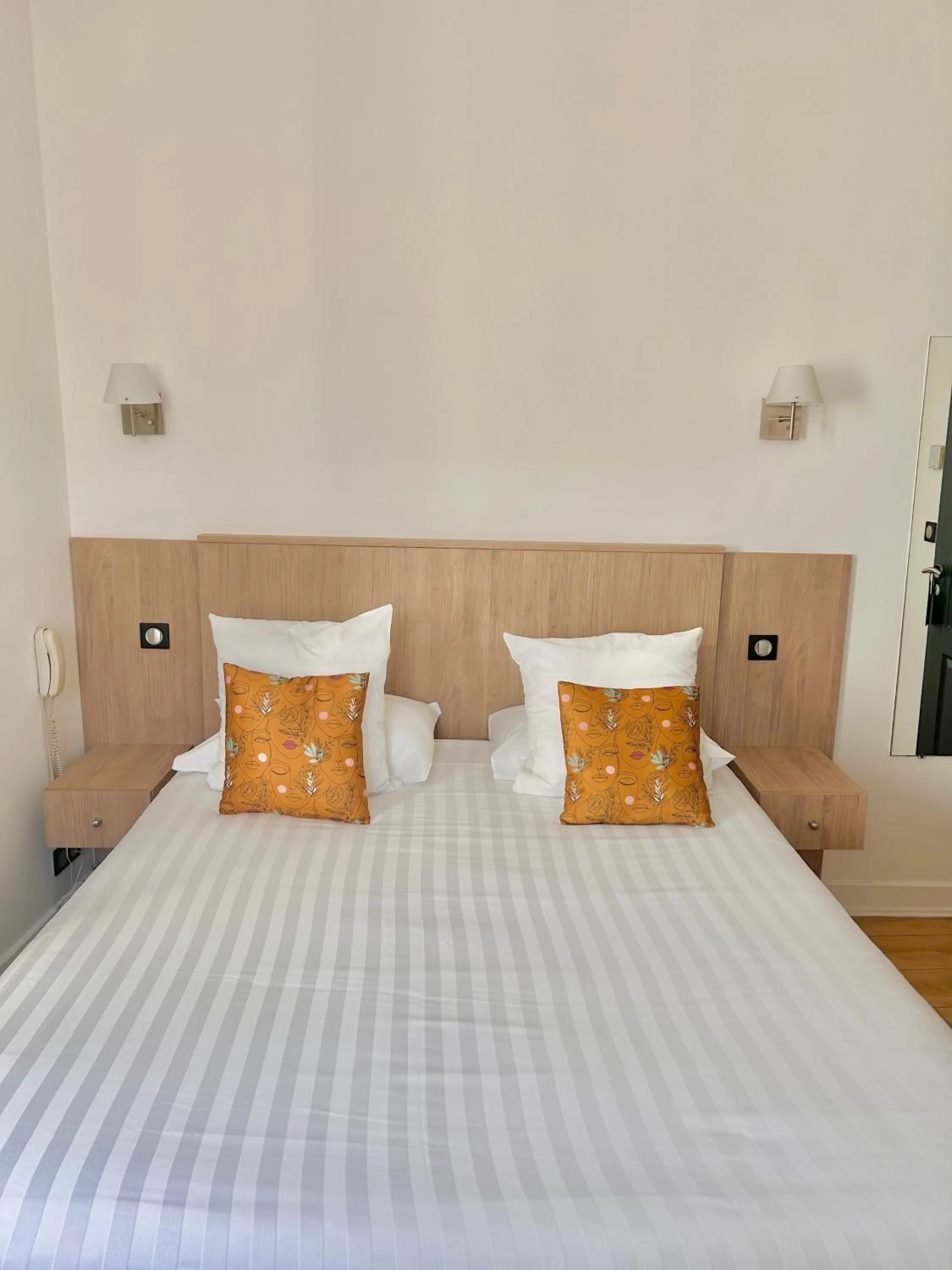 Bed in Hôtel Les Deux Coteaux