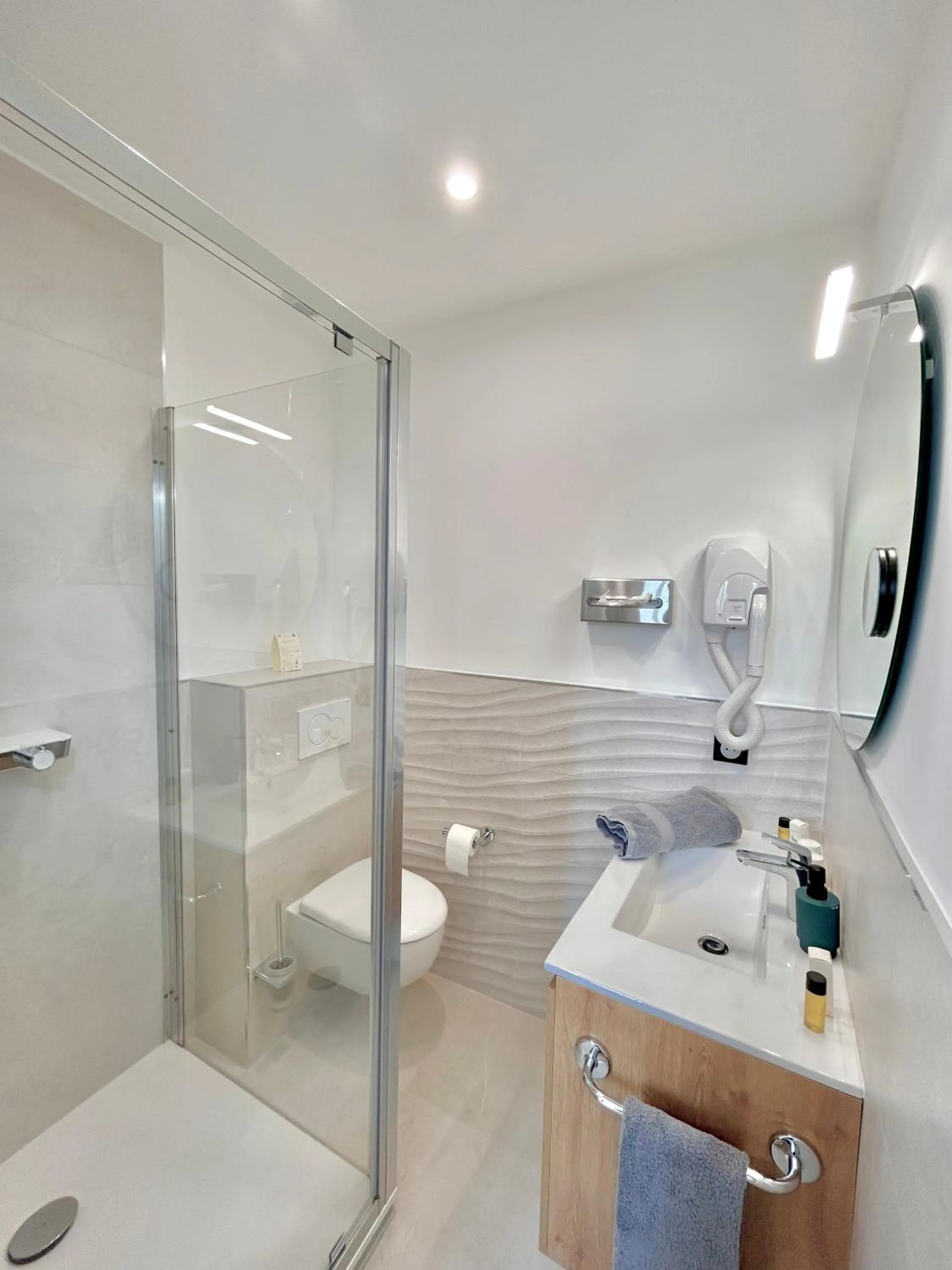 Bathroom in Hôtel Les Deux Coteaux