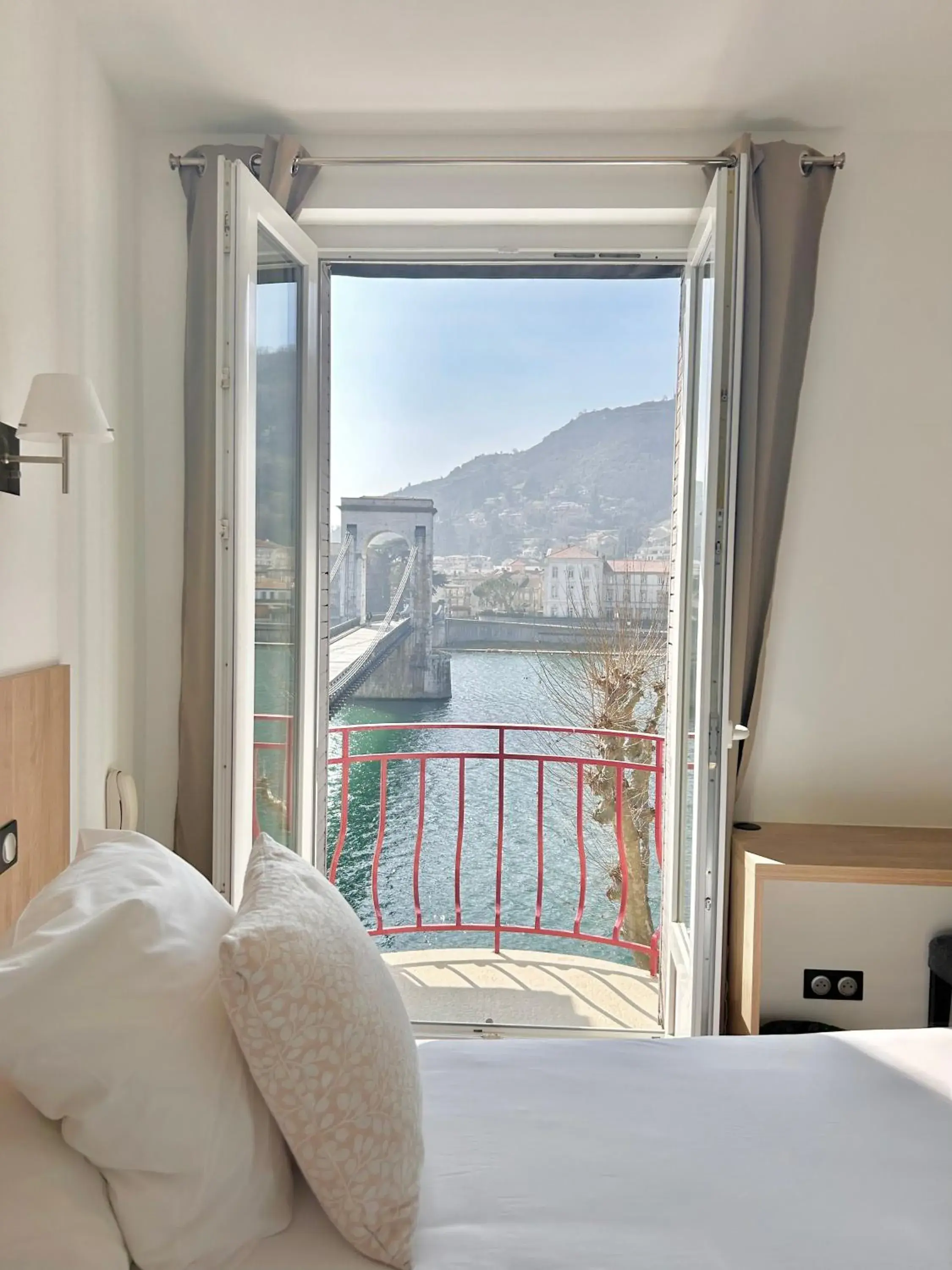 Double Room with River View in Hôtel Les Deux Coteaux Double Room with River View in Hôtel Les Deux Coteaux