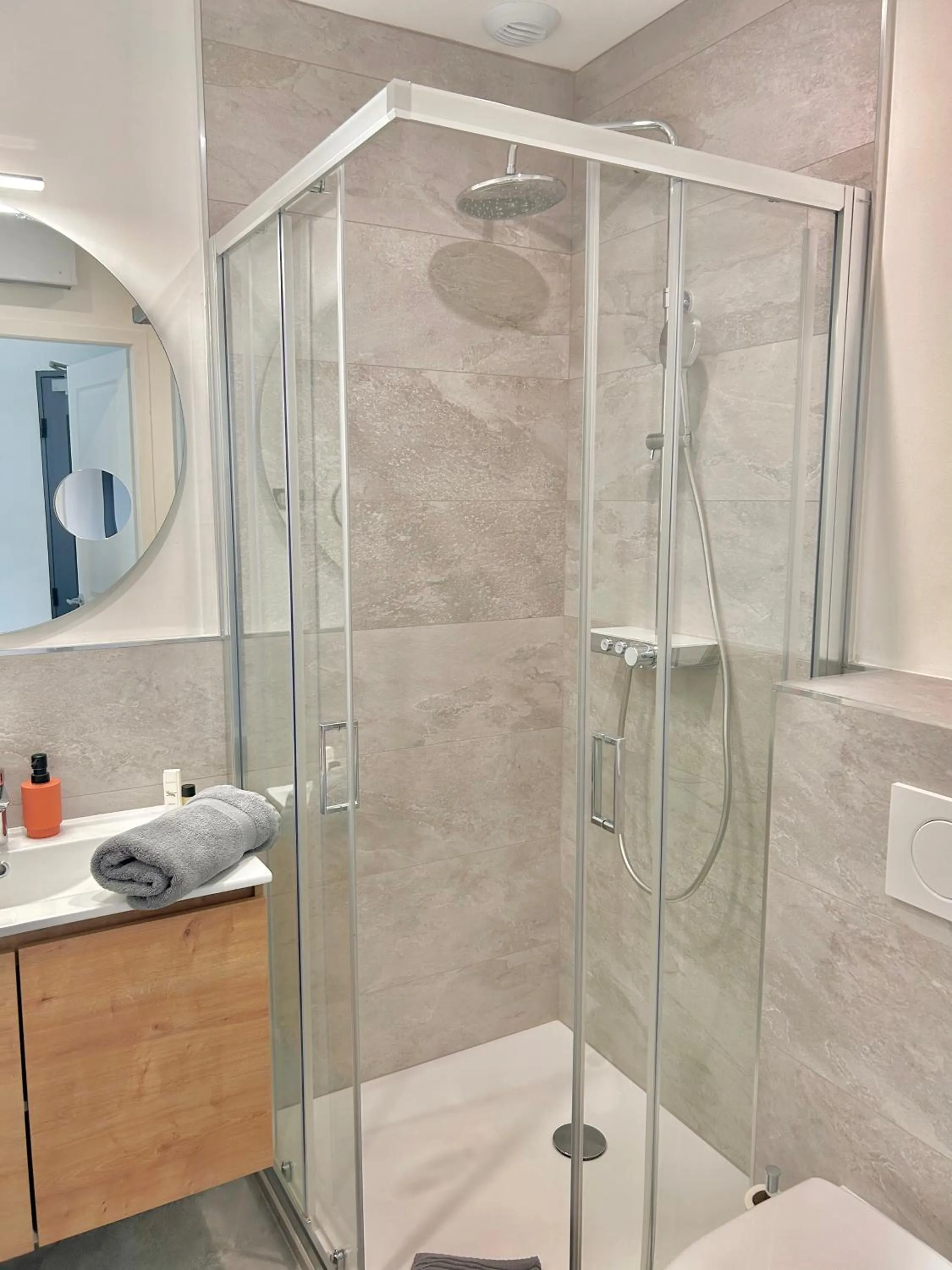 Shower in Hôtel Les Deux Coteaux