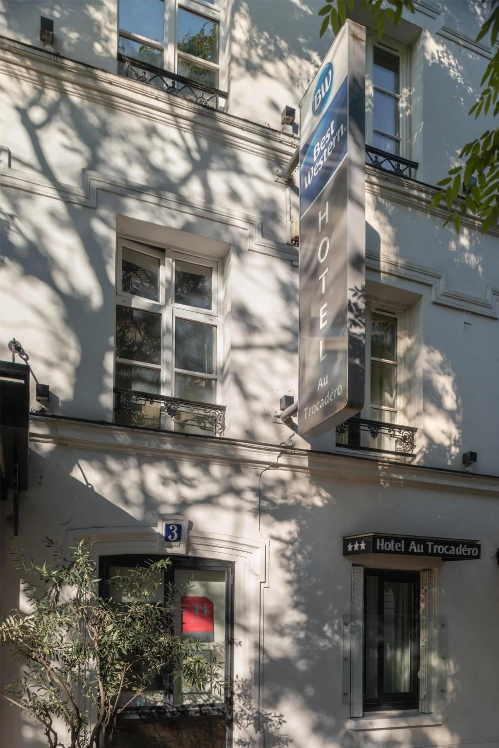 Property building in Best Western Au Trocadéro