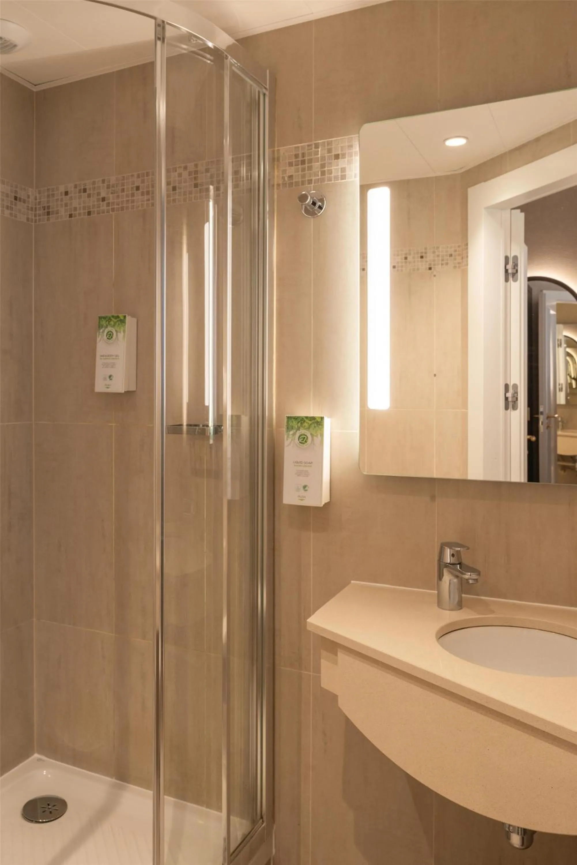 Bathroom in Best Western Au Trocadéro