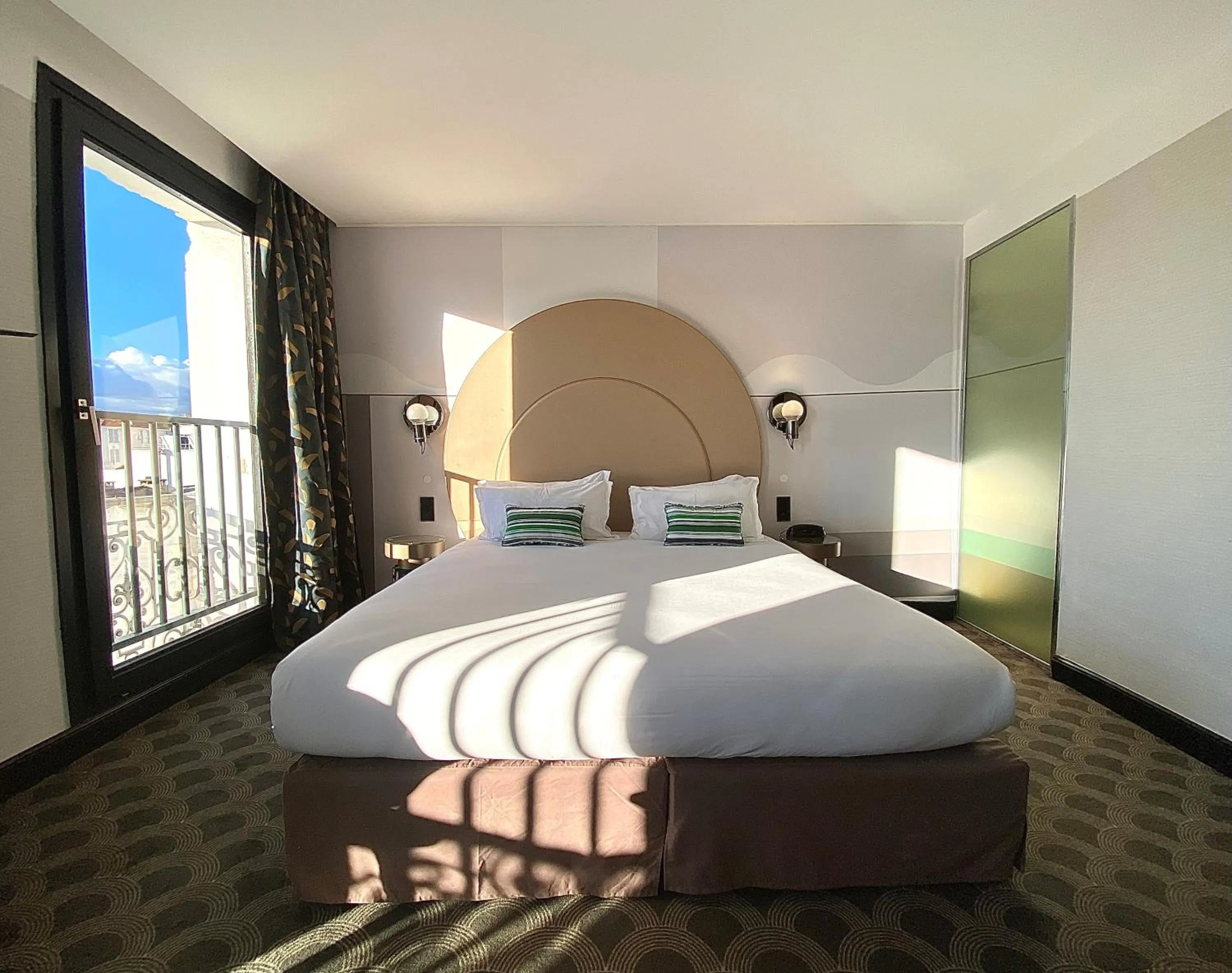 Property building, Bed in Hôtel Cannes Centre Univers
