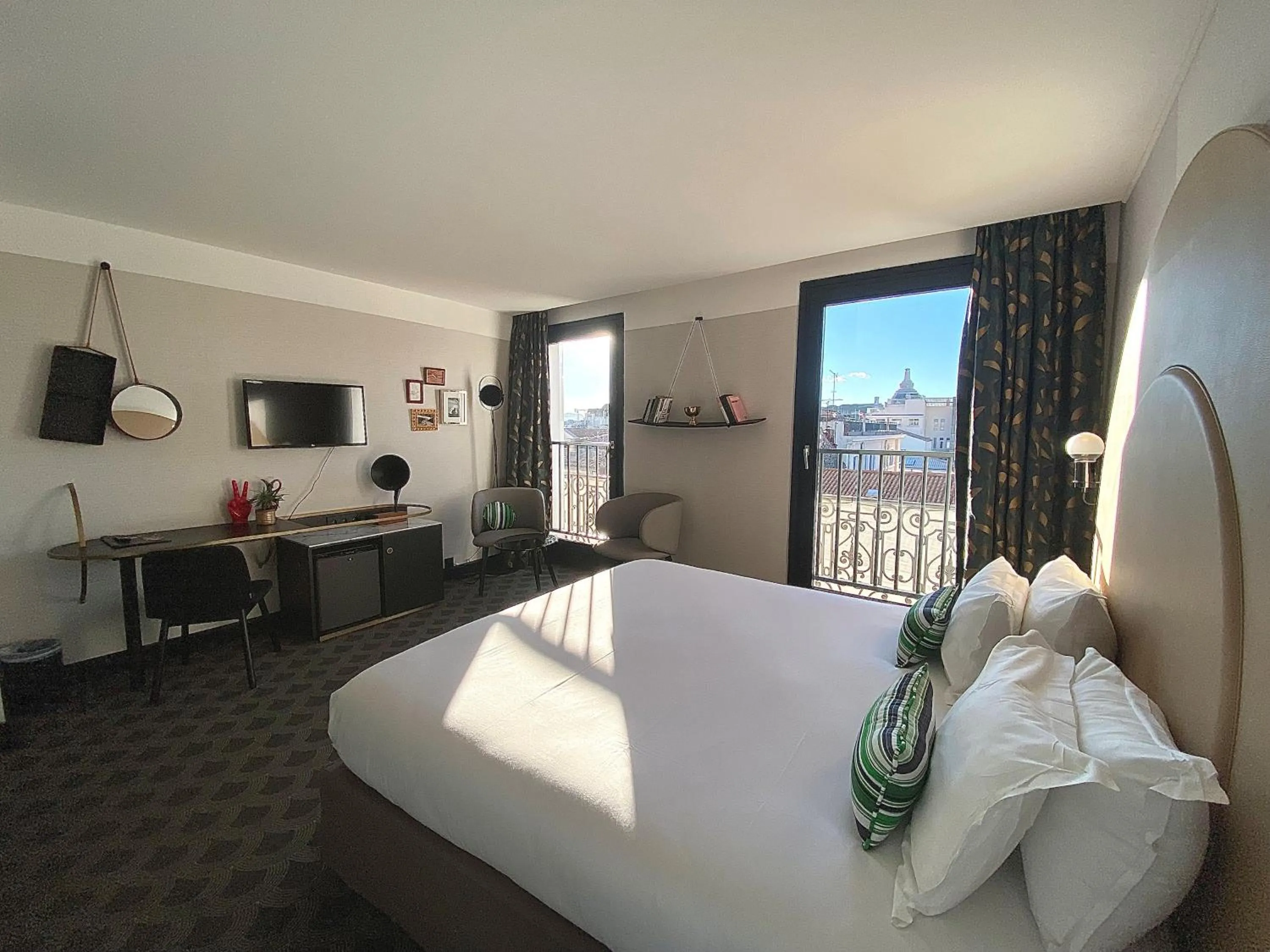 Property building, Bed in Hôtel Cannes Centre Univers