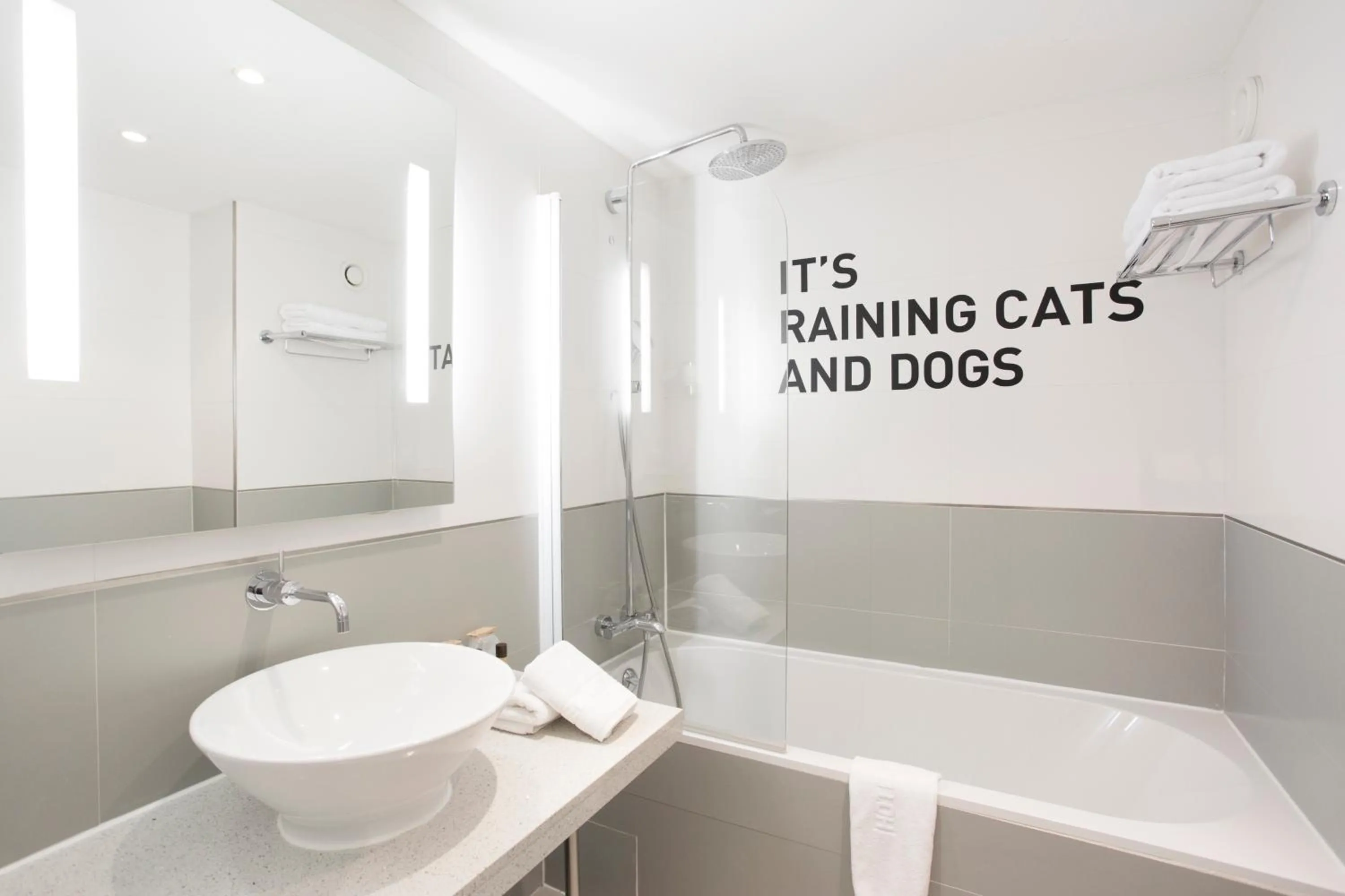 Bathroom in Hôtel Cannes Centre Univers