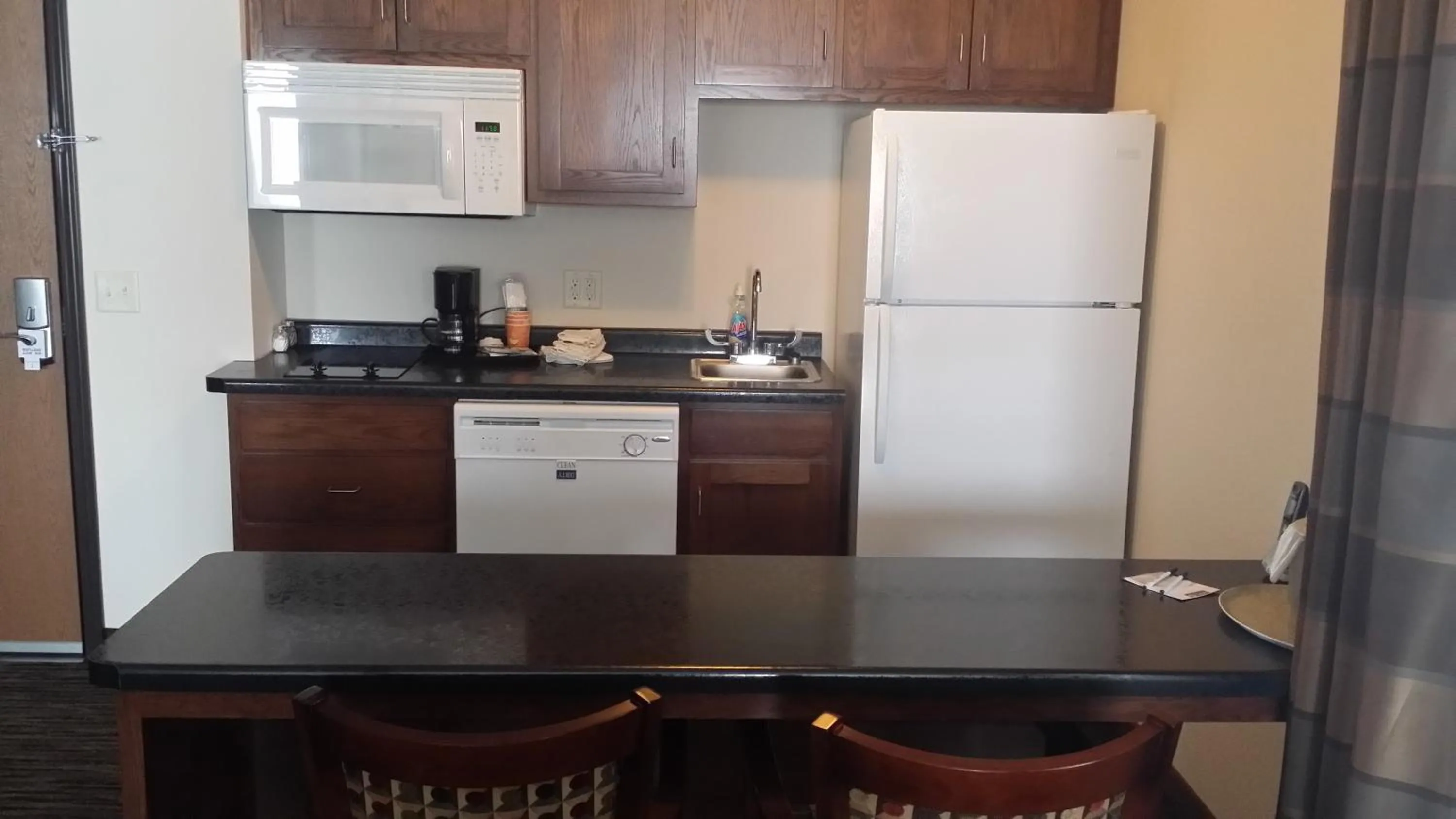 Kitchen or kitchenette in American Inn & Suites