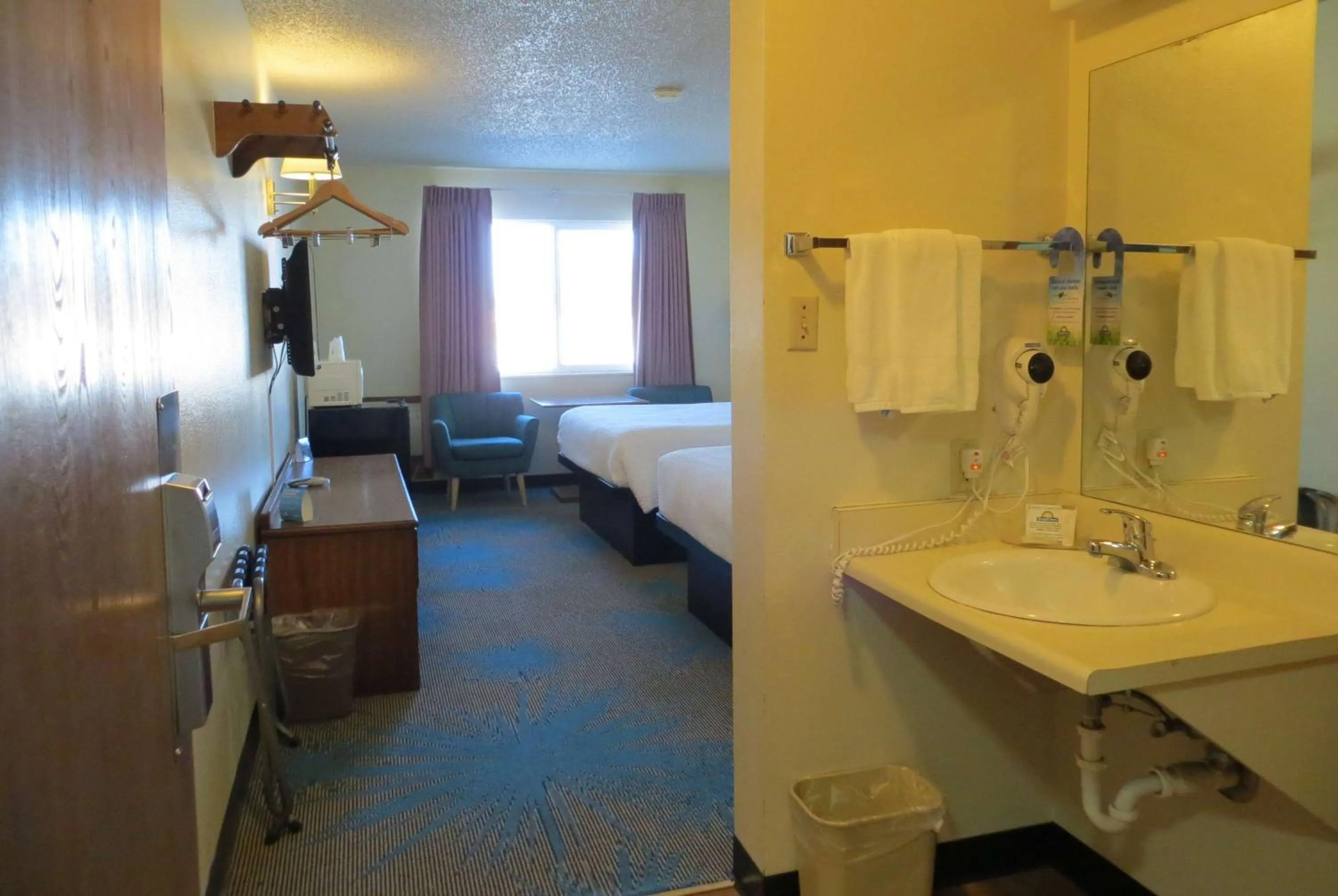Photo of the whole room, Bed in Days Inn by Wyndham Alamosa