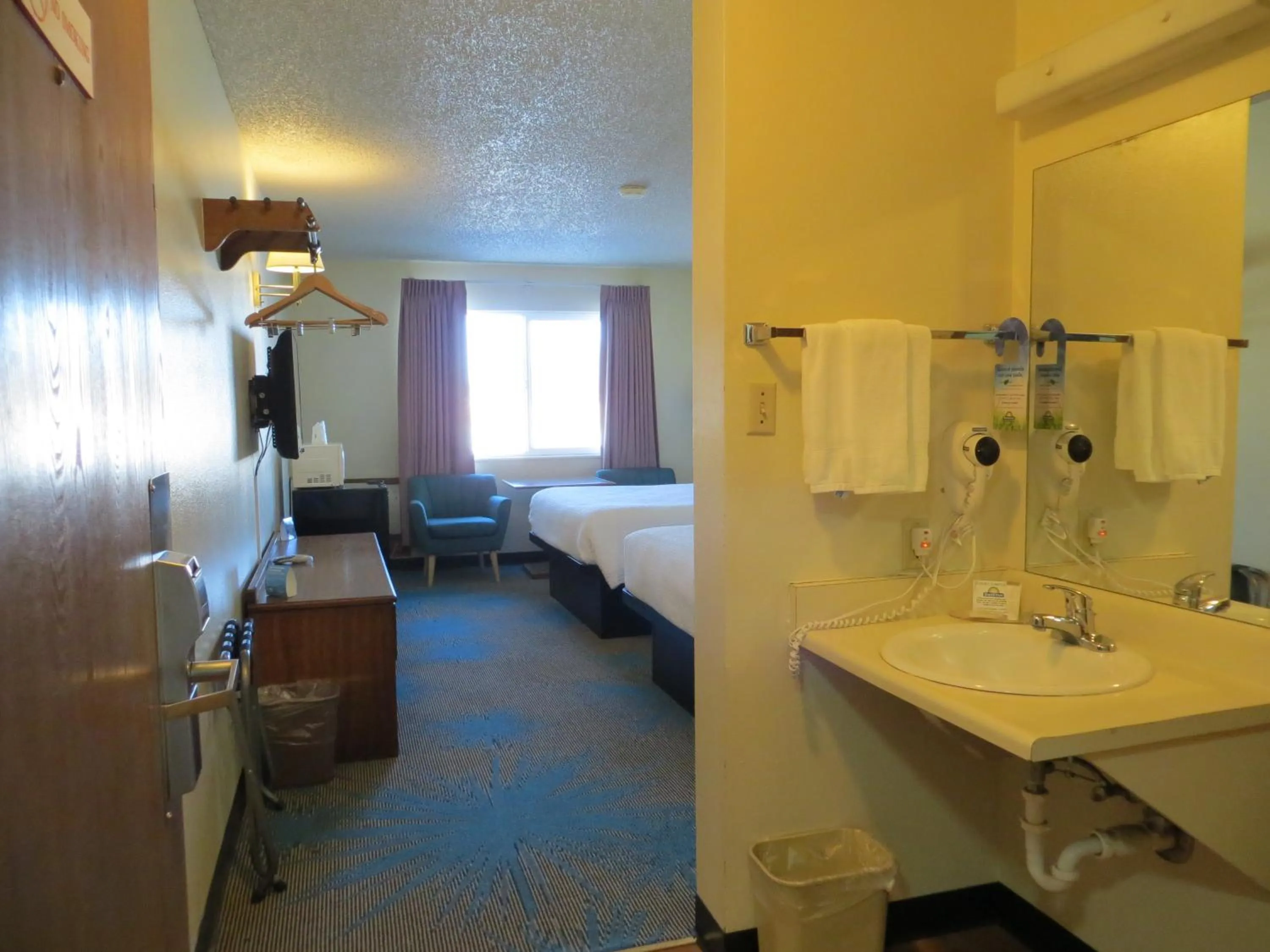 Photo of the whole room, Bed in Days Inn by Wyndham Alamosa