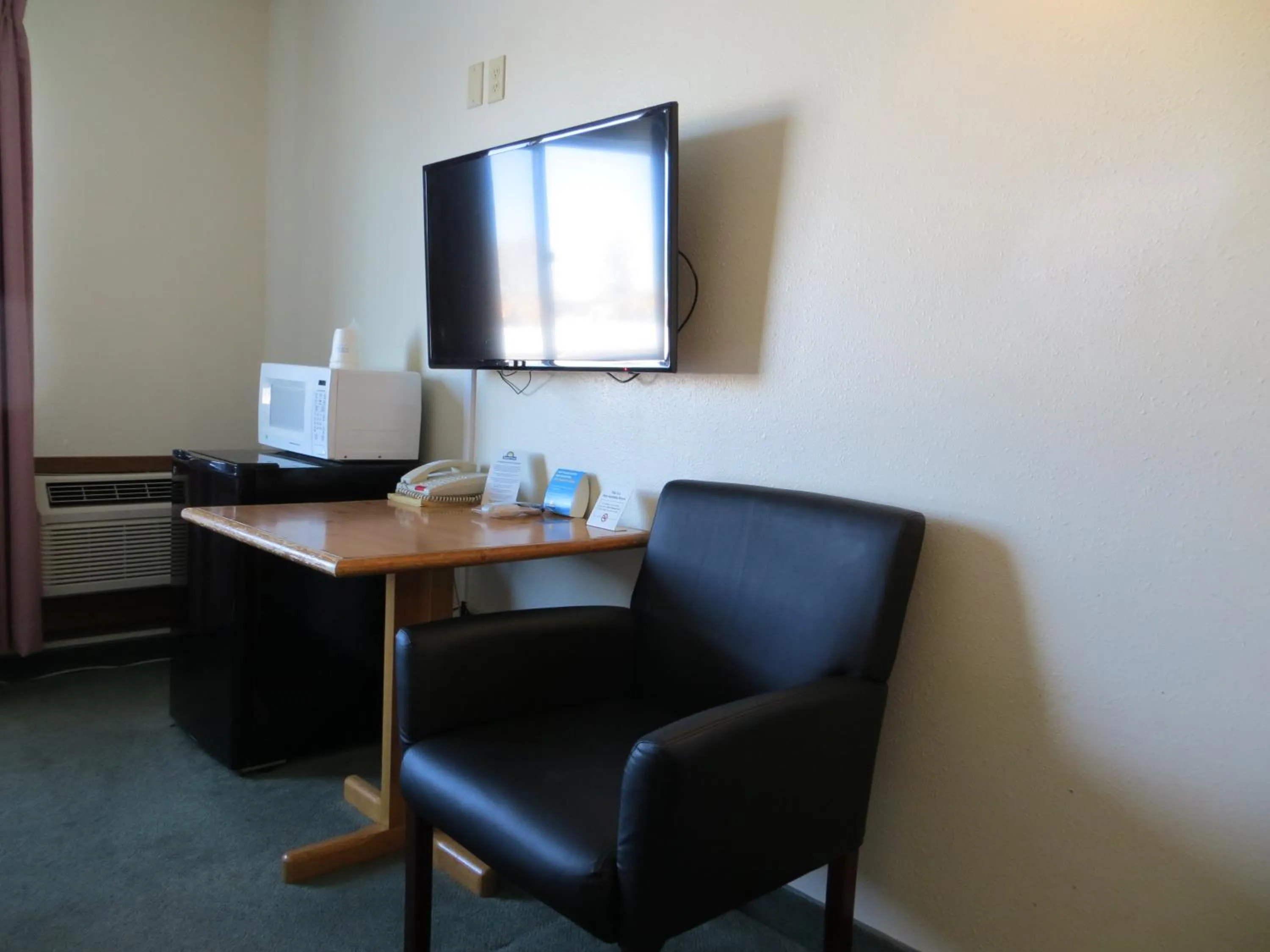 TV and multimedia in Days Inn by Wyndham Alamosa
