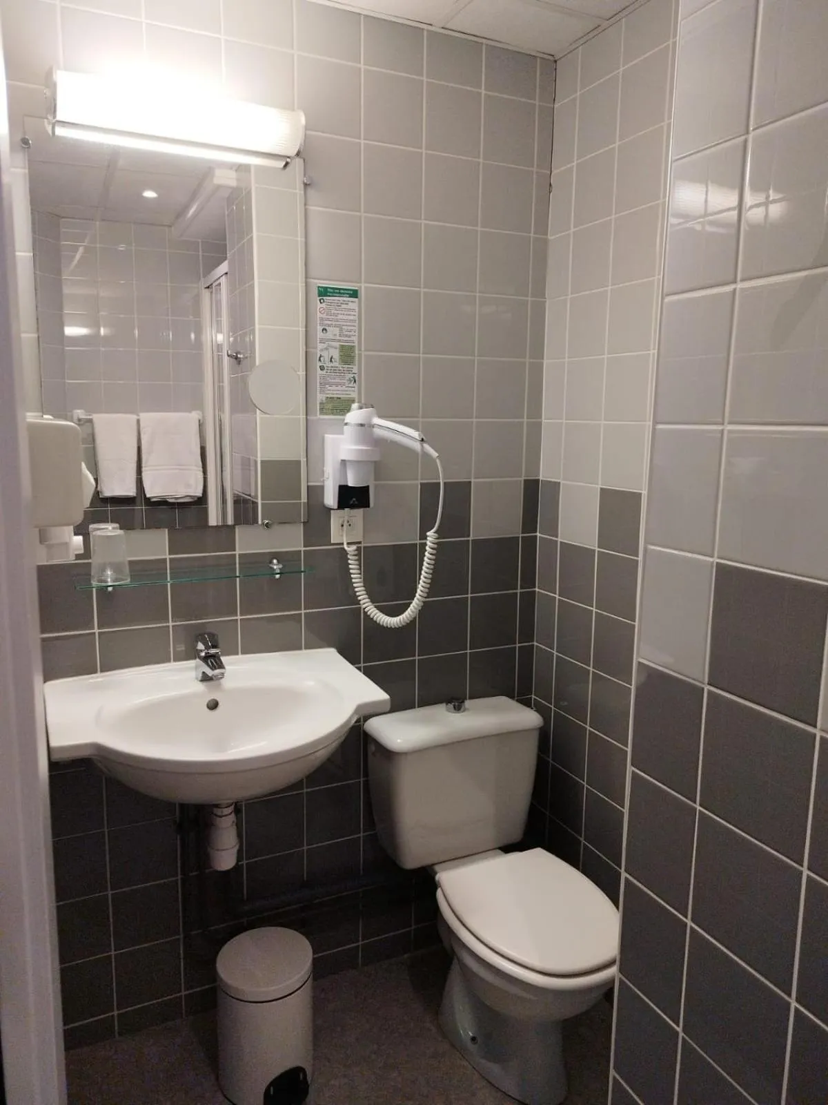 Bathroom in Hôtel de Champagne