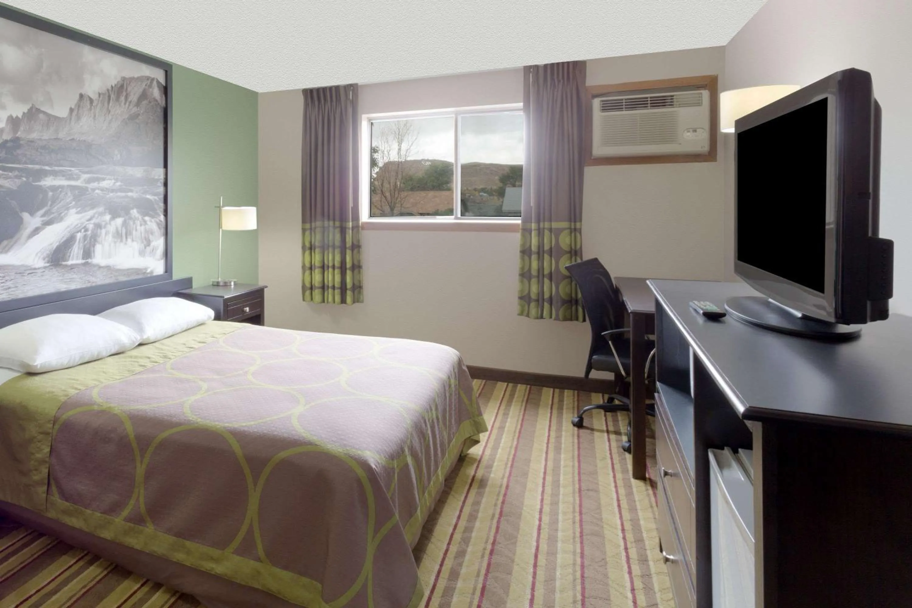 Photo of the whole room, Bed in Super 8 by Wyndham Green River