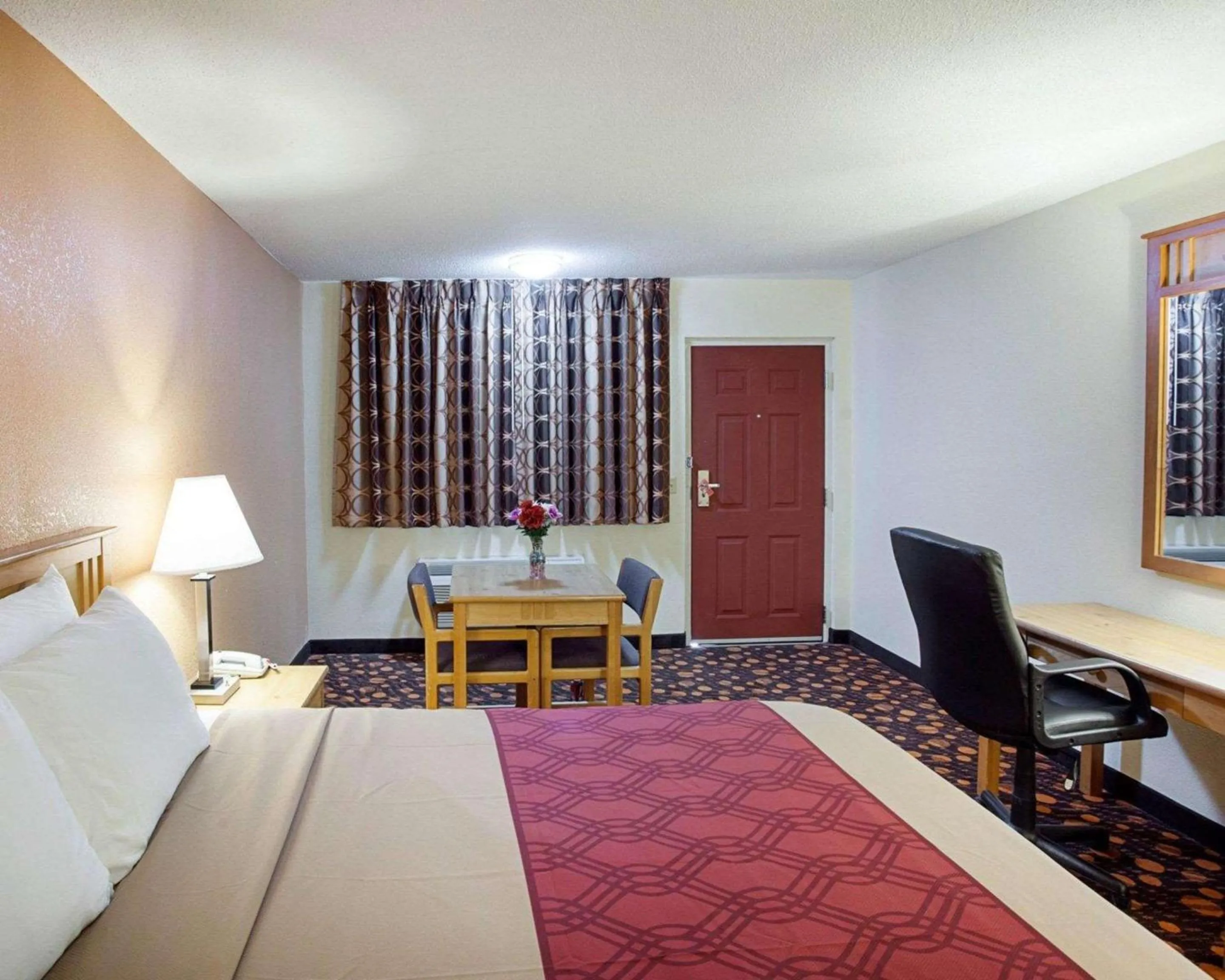 Photo of the whole room, Bed in Econo Lodge Phillipsburg