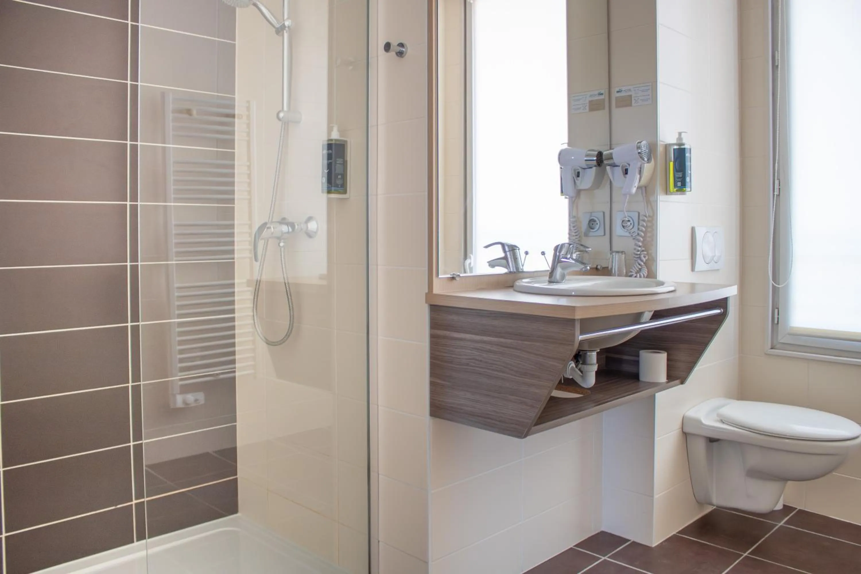 Bathroom in Brit Hotel Mâcon Centre Gare