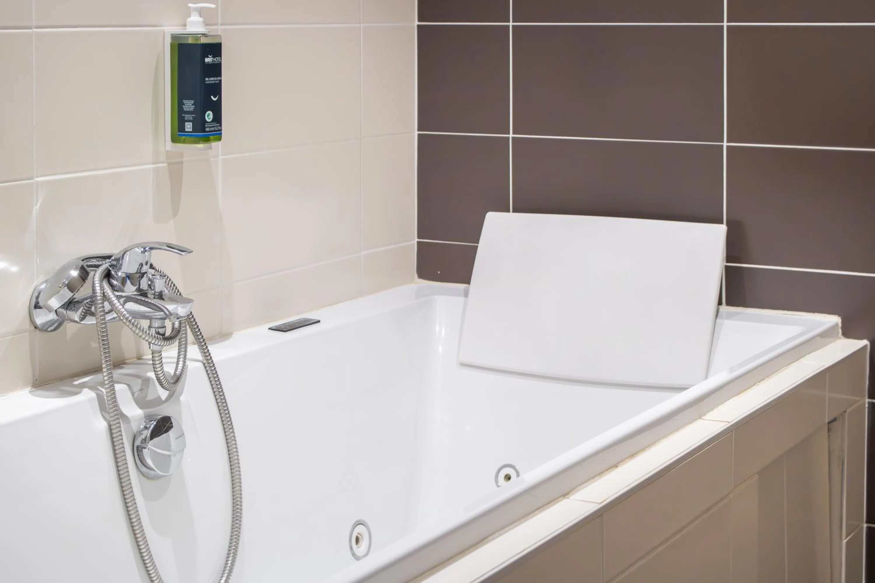 Bathroom in Brit Hotel Mâcon Centre Gare