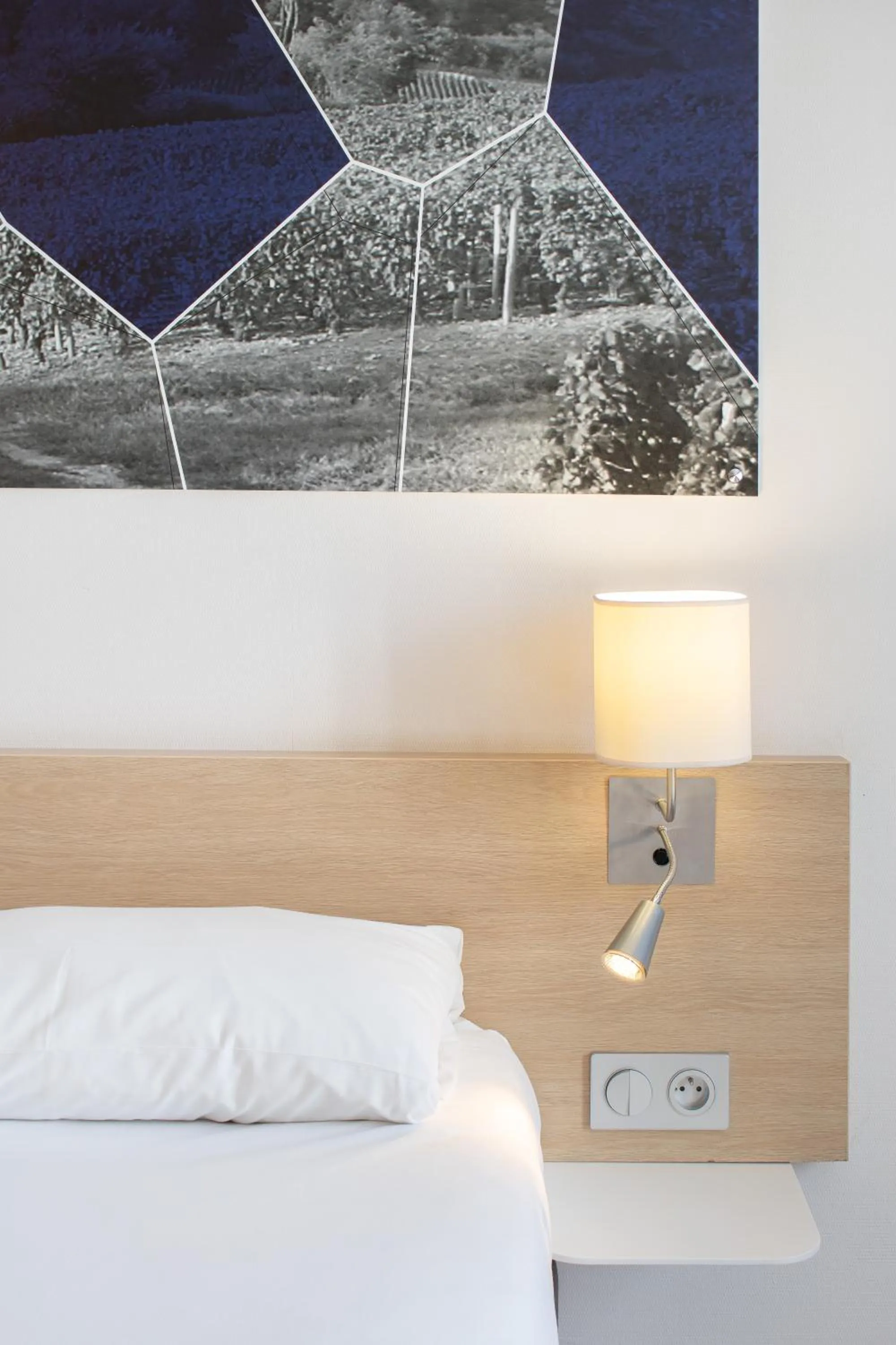 Bedroom, Bed in Brit Hotel Mâcon Centre Gare