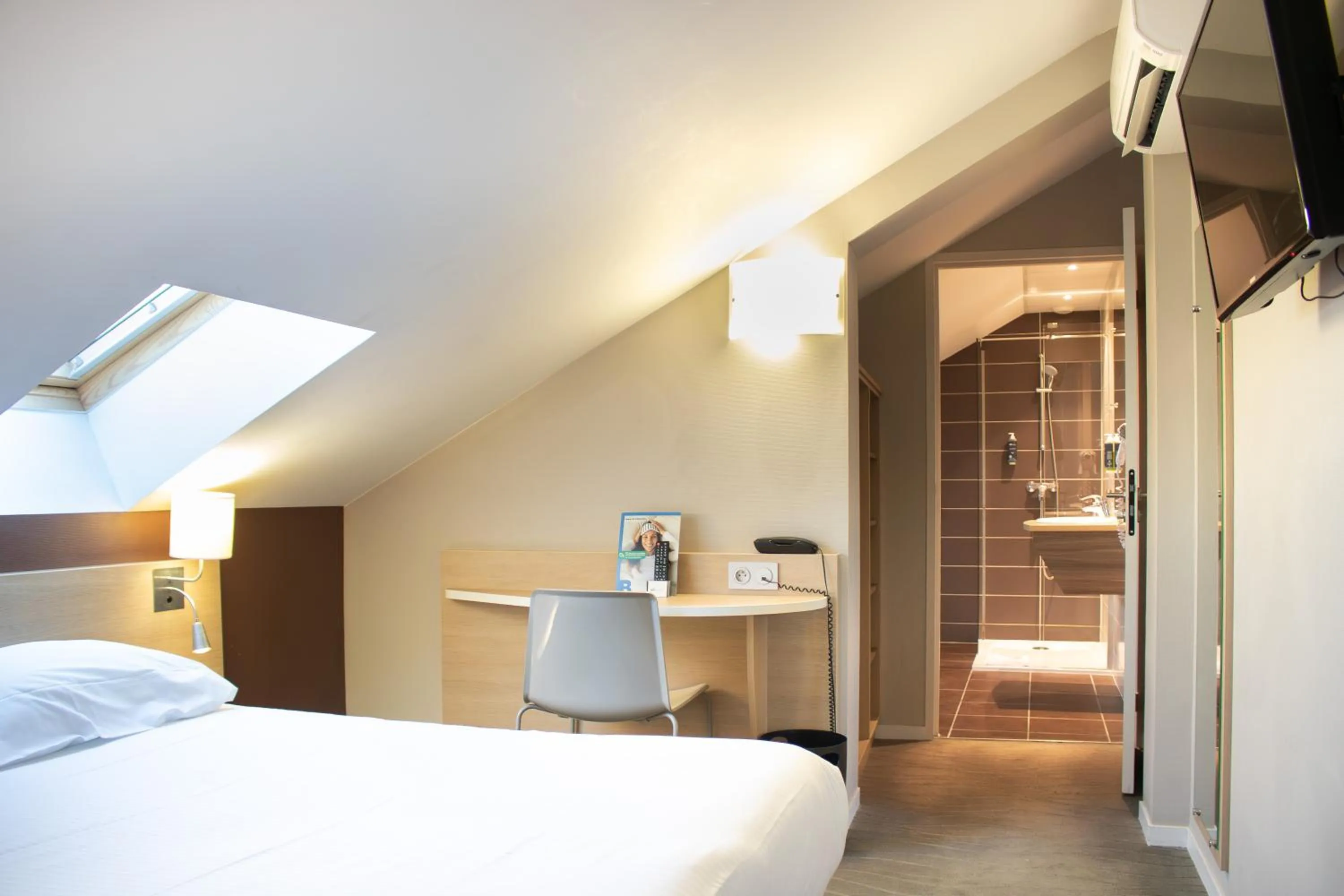 Bedroom, Bed in Brit Hotel Mâcon Centre Gare