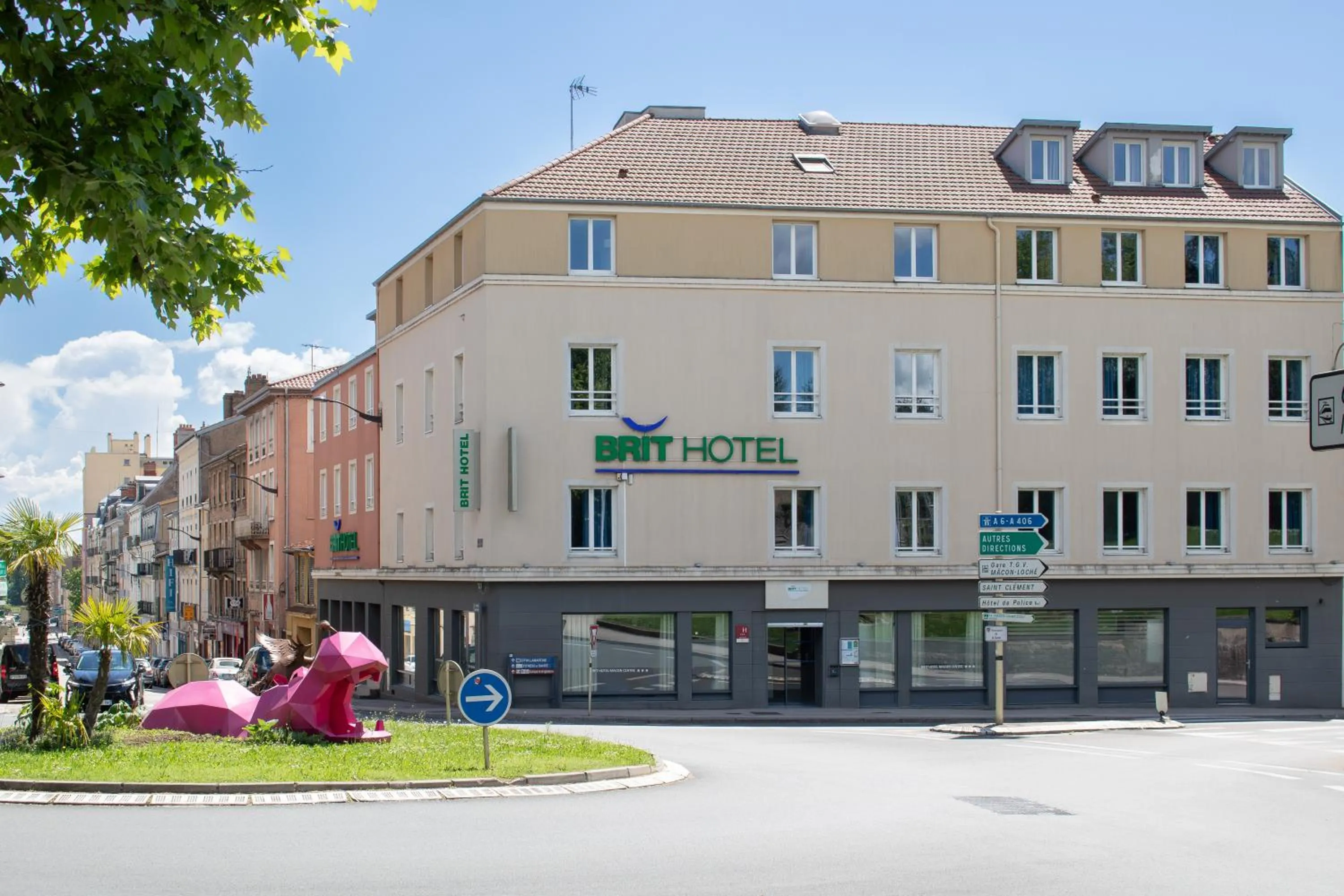 Property building in Brit Hotel Mâcon Centre Gare