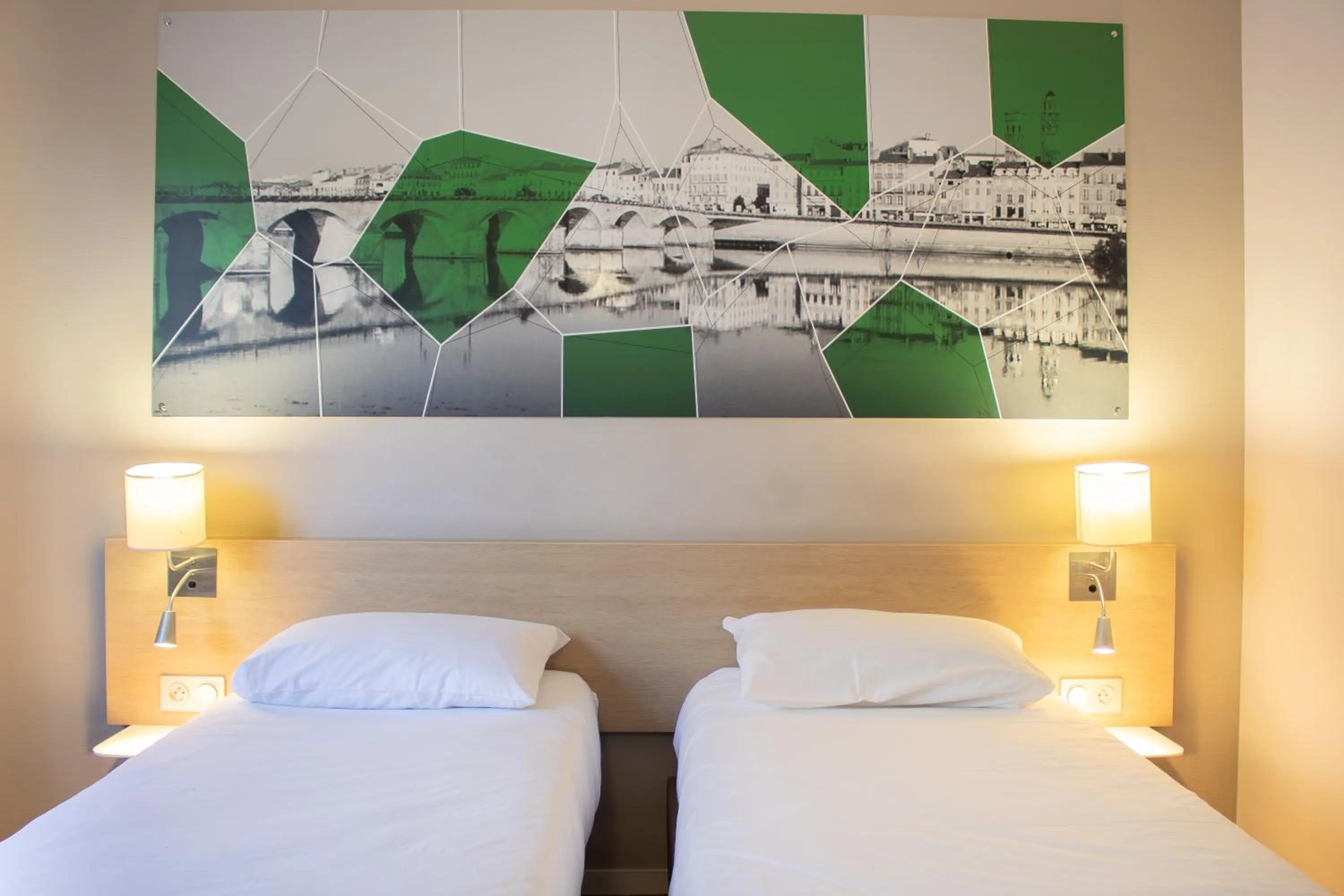 Bedroom, Bed in Brit Hotel Mâcon Centre Gare