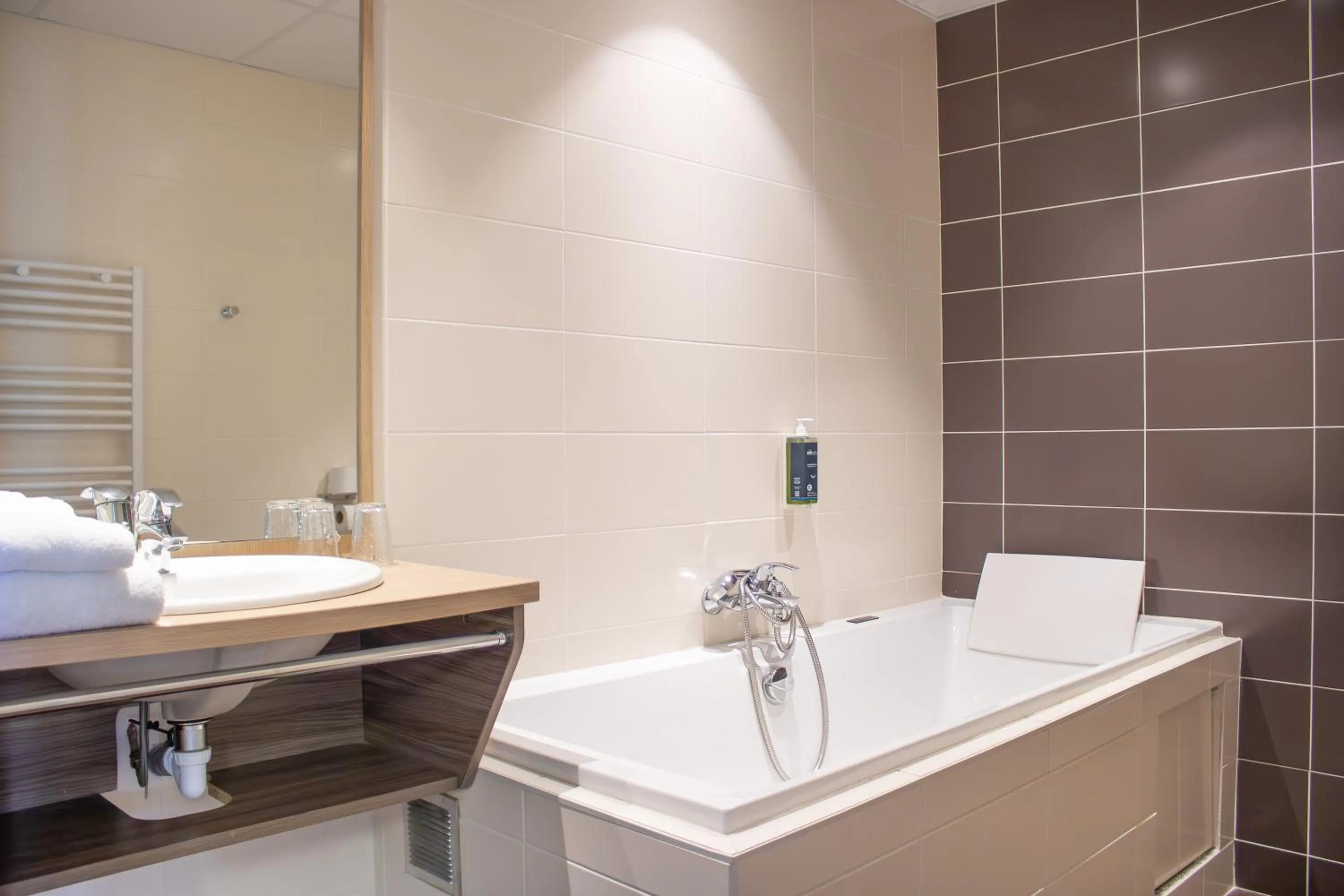 Bathroom in Brit Hotel Mâcon Centre Gare