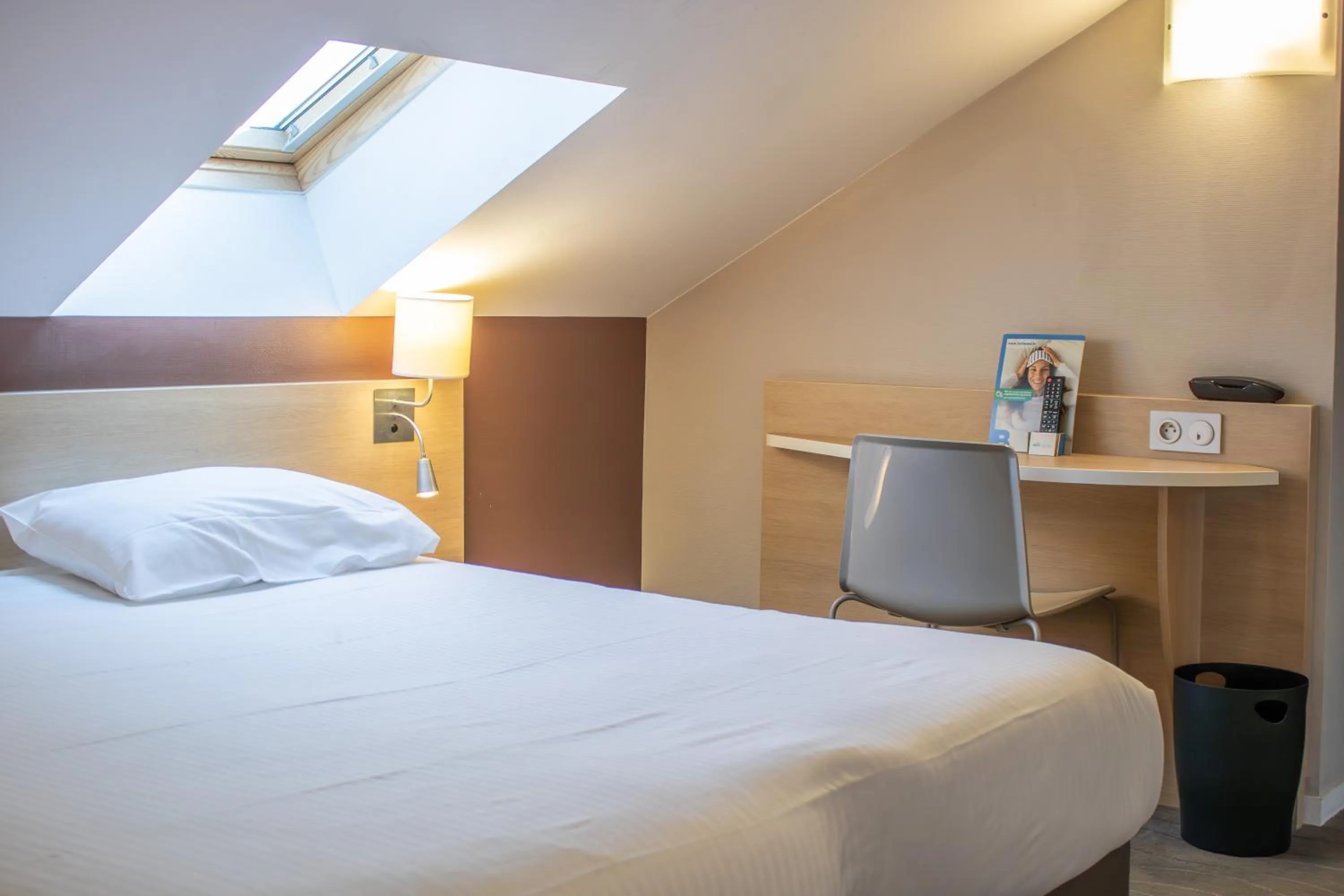 Bedroom, Bed in Brit Hotel Mâcon Centre Gare