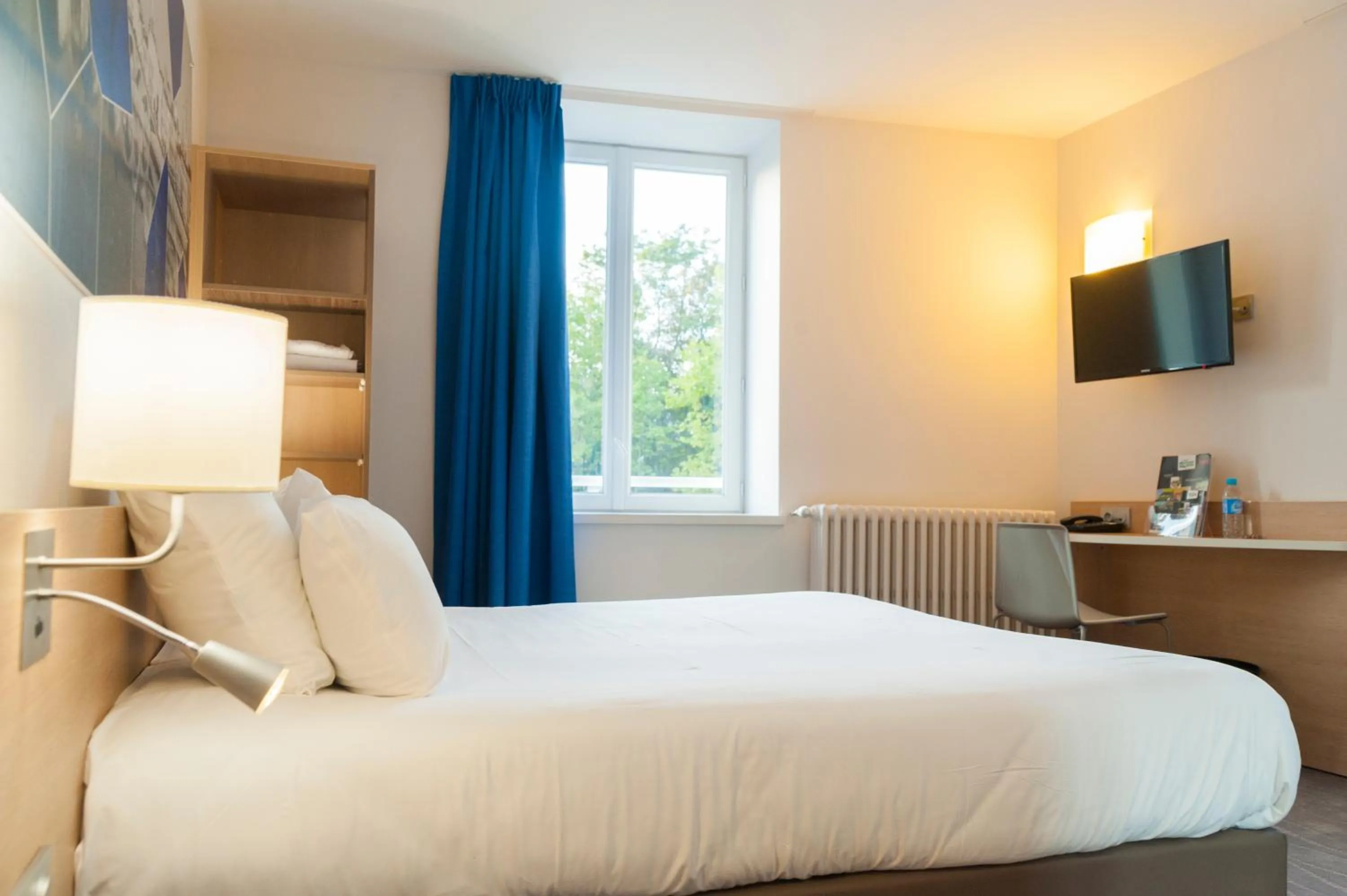 Bedroom, Bed in Brit Hotel Mâcon Centre Gare