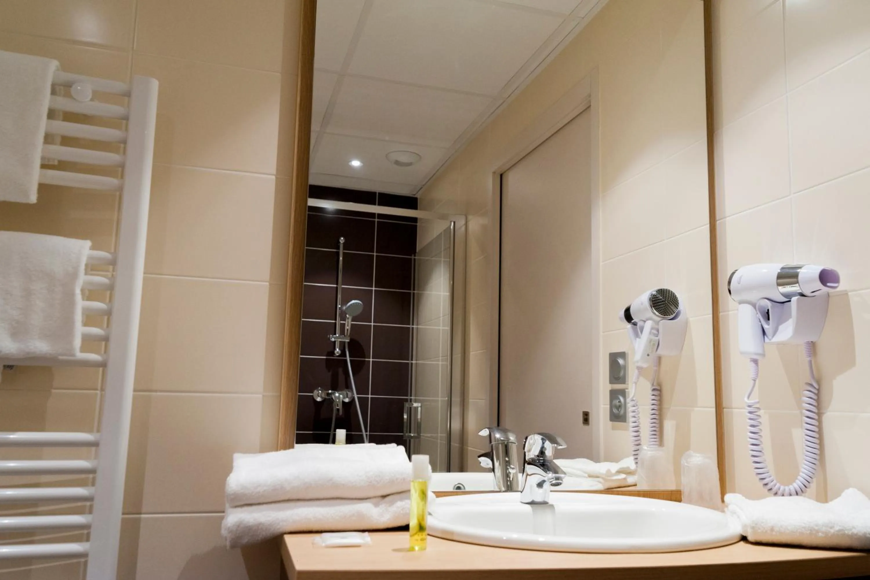 Bathroom in Brit Hotel Mâcon Centre Gare