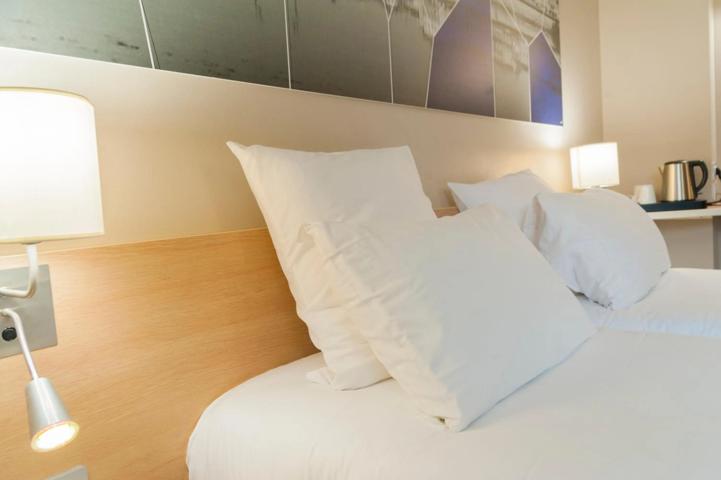 Bed in Brit Hotel Mâcon Centre Gare