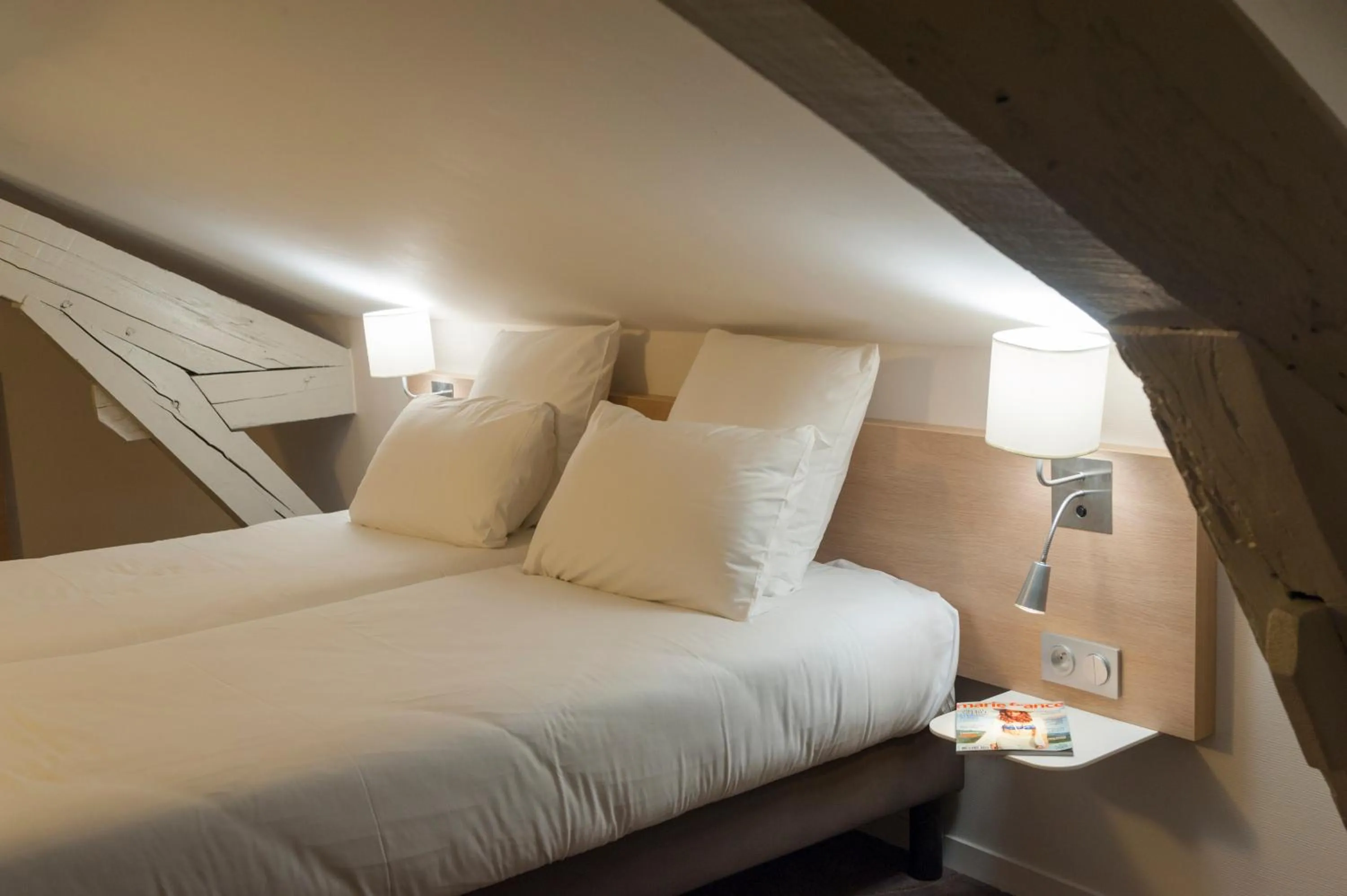 Bed in Brit Hotel Mâcon Centre Gare