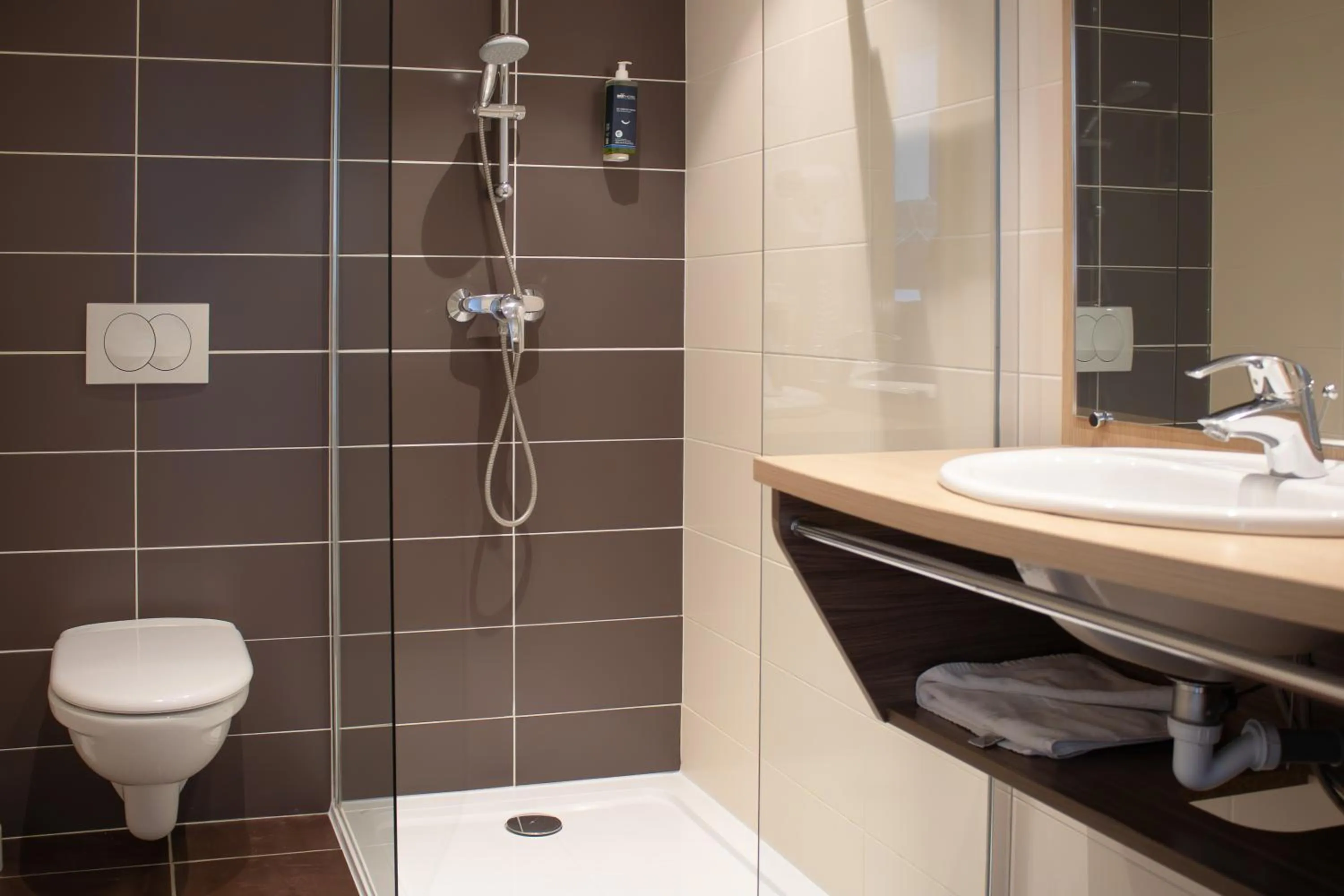 Bathroom in Brit Hotel Mâcon Centre Gare