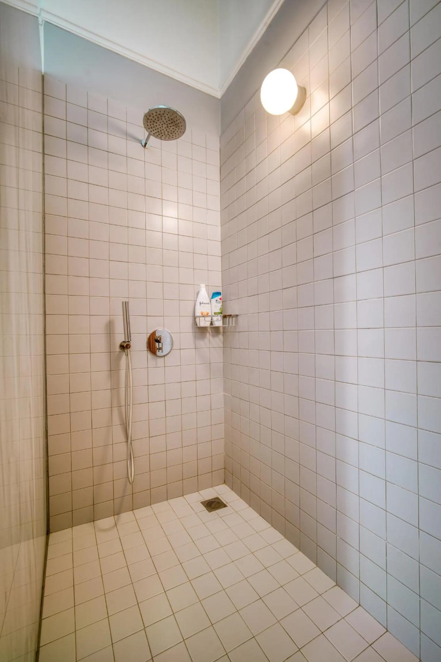 Shower in KERAMOS Athens