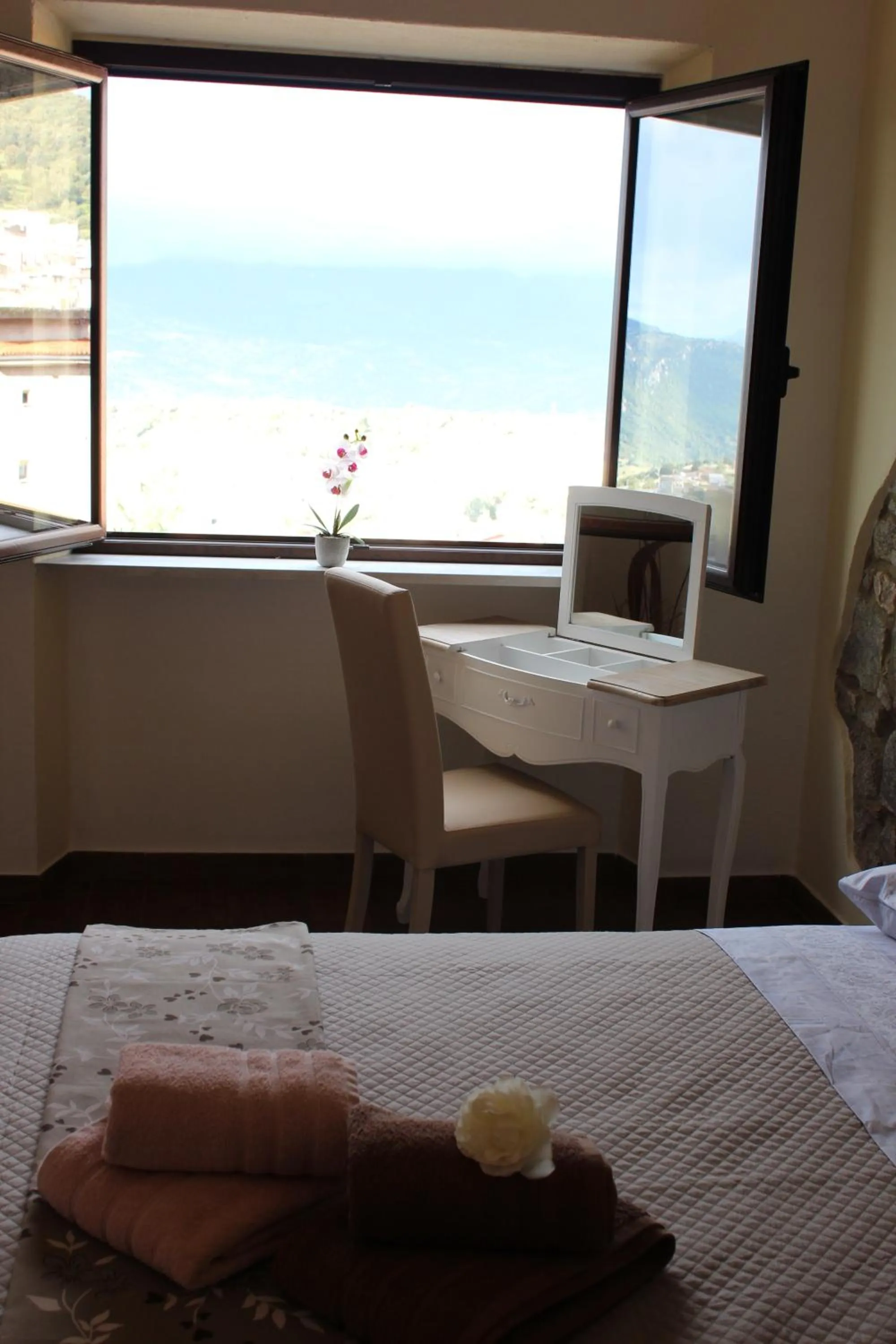 Mountain view, Bed in b&b il Portico Orgosolo