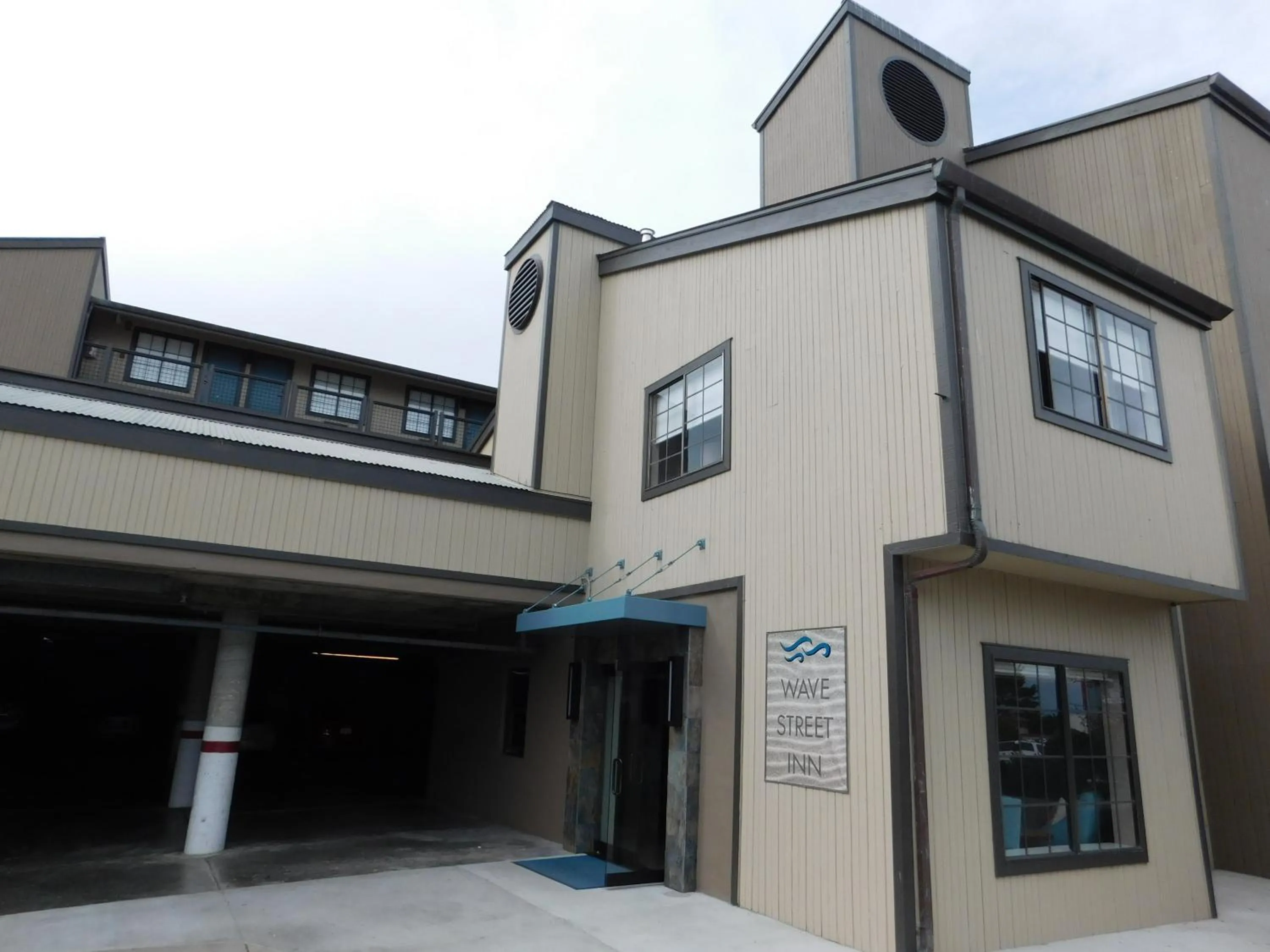 Facade/entrance in Wave Street Inn